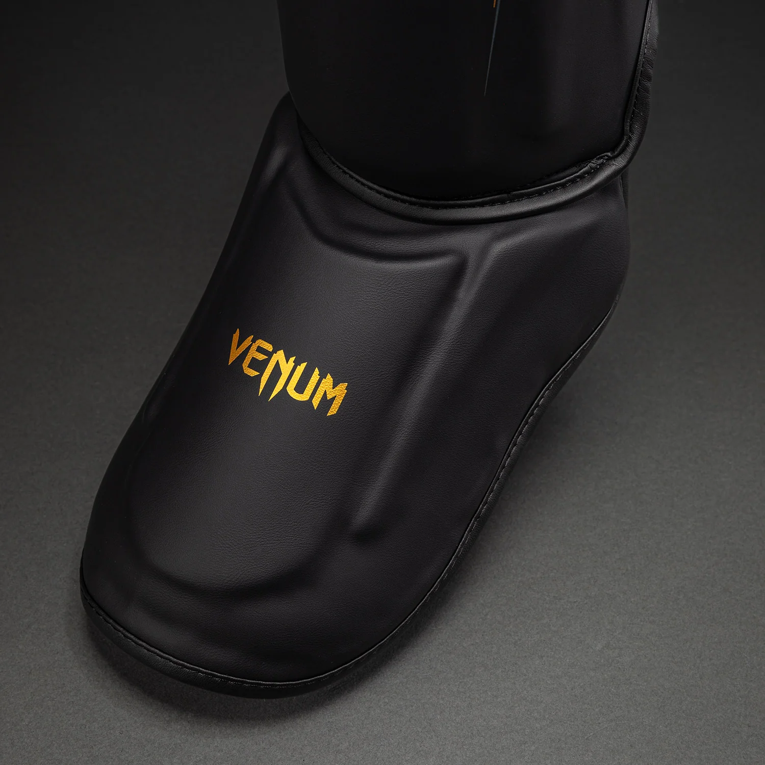 Venum Streamline Espinilleras – Negro/Oro - Image 4