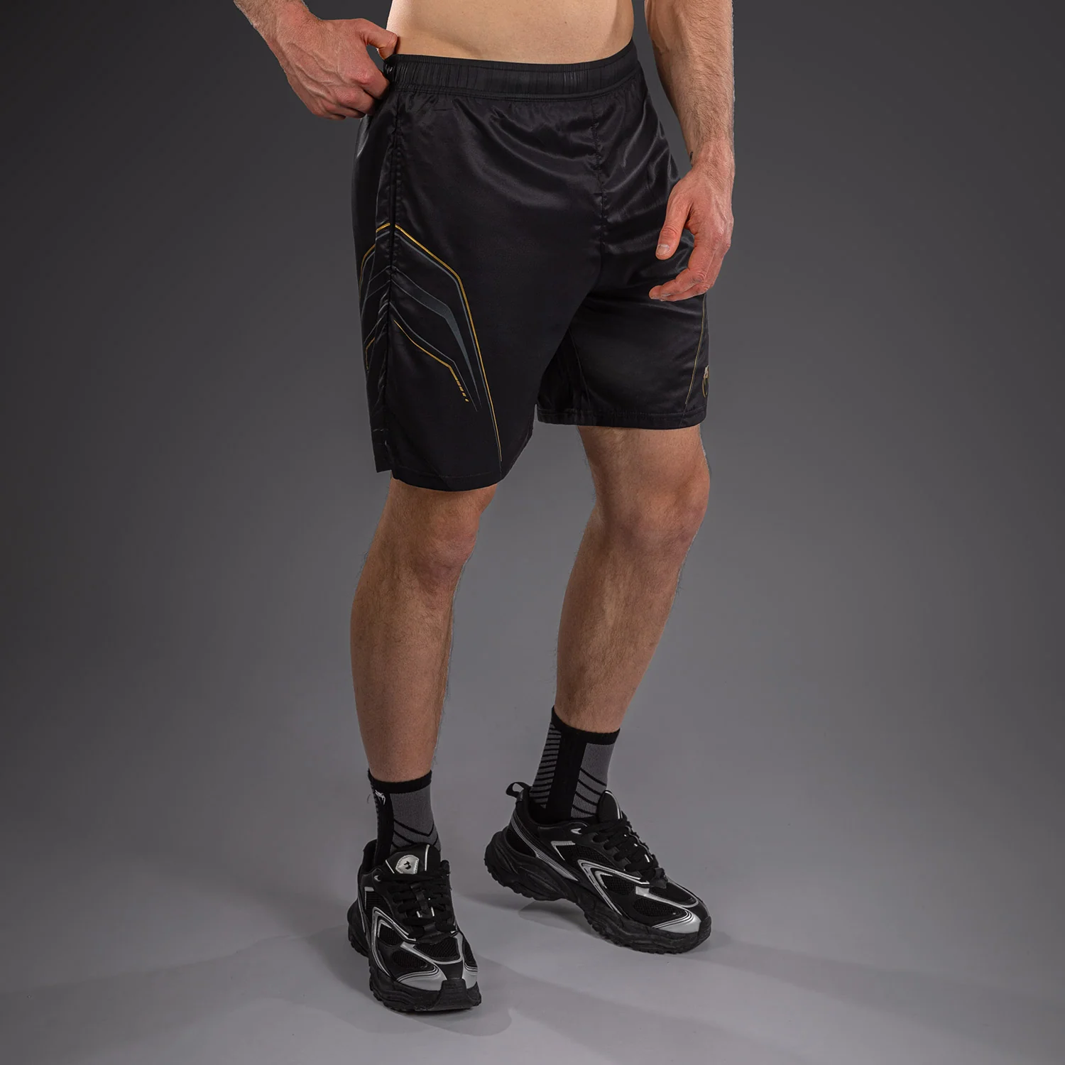 Venum Streamline Pantalón Corto de Entrenamiento – Negro/Oro - Image 2