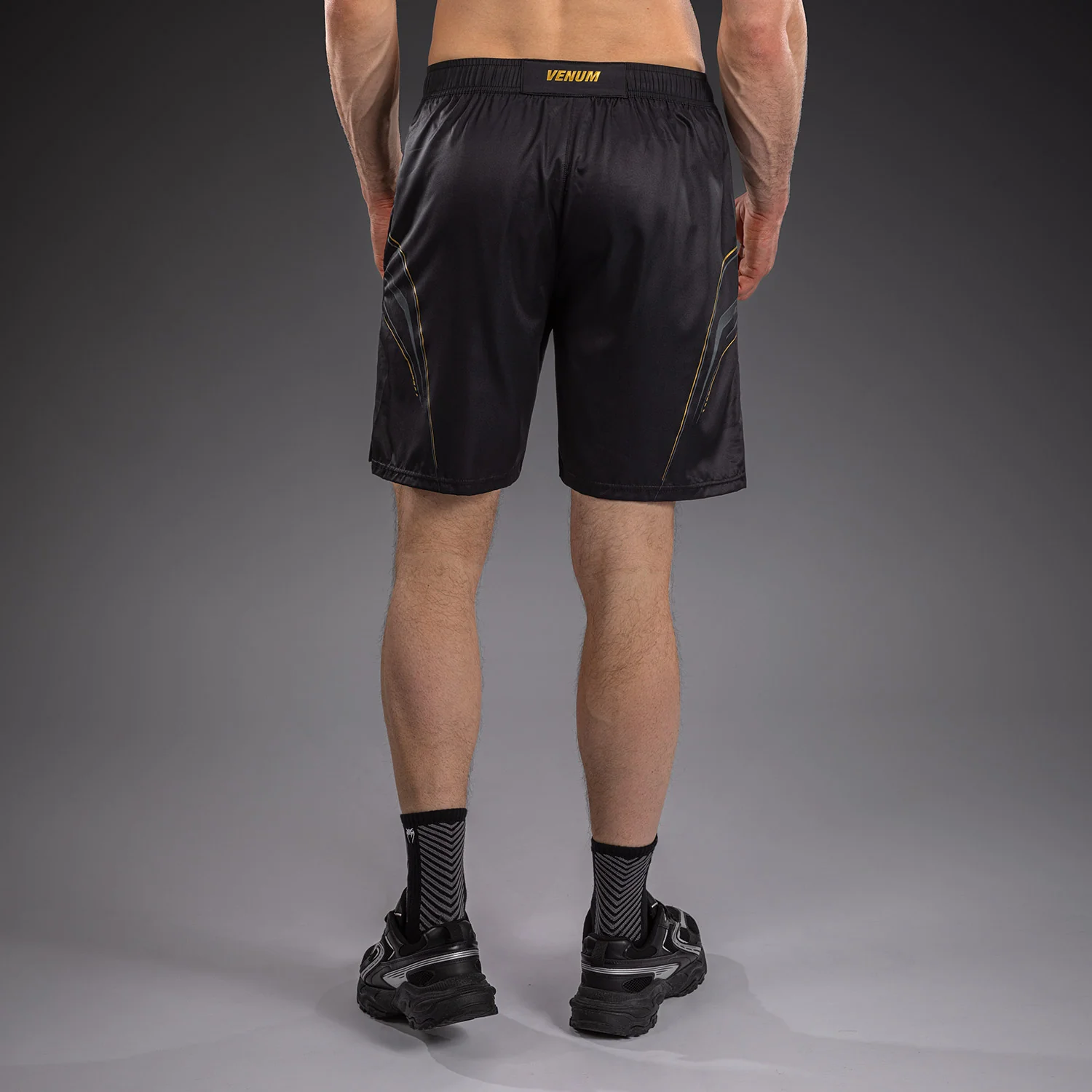 Venum Streamline Pantalón Corto de Entrenamiento – Negro/Oro - Image 4