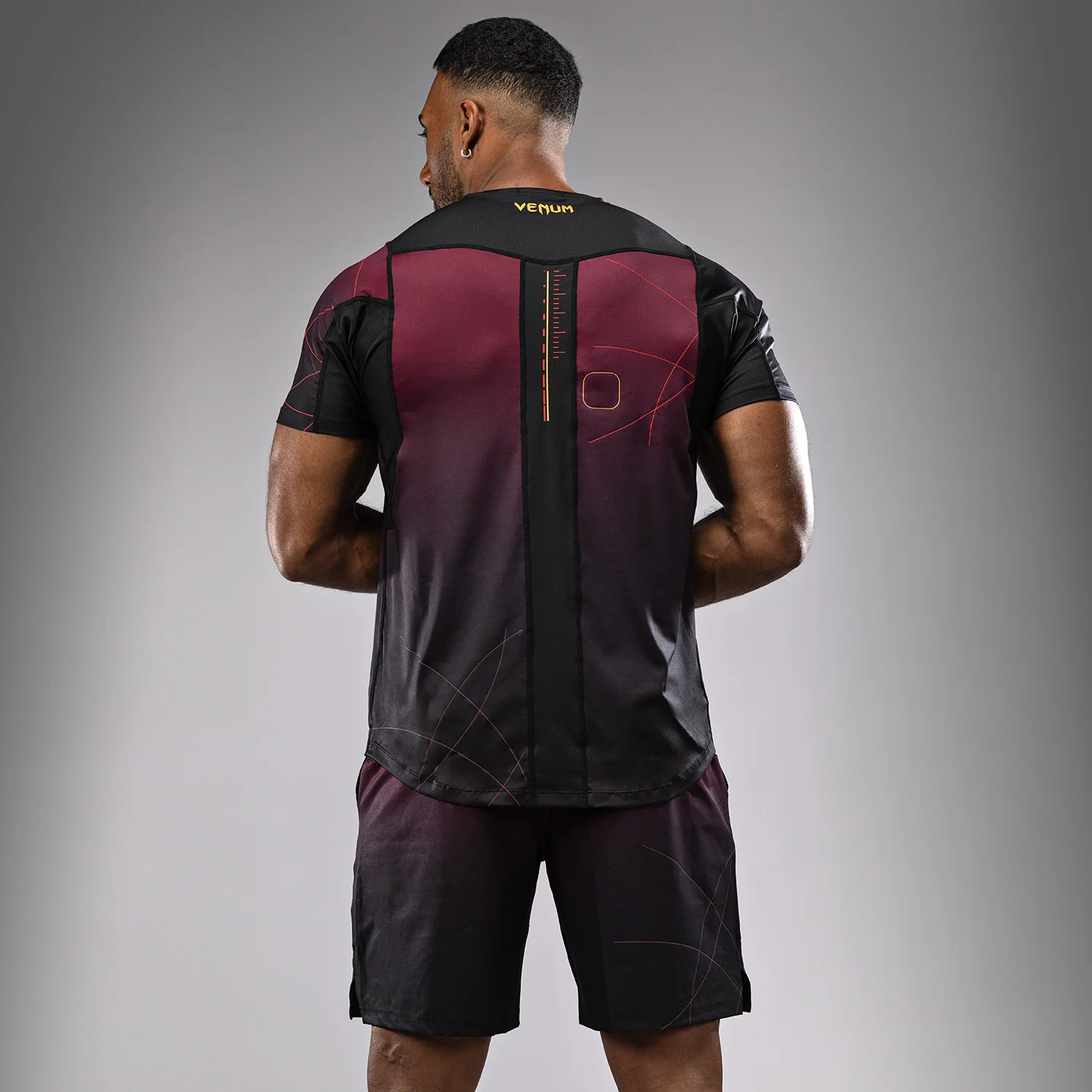 Venum Tactical XT Camiseta Dry Tech Hombre - Negra/Burdeos/Oro - Image 4