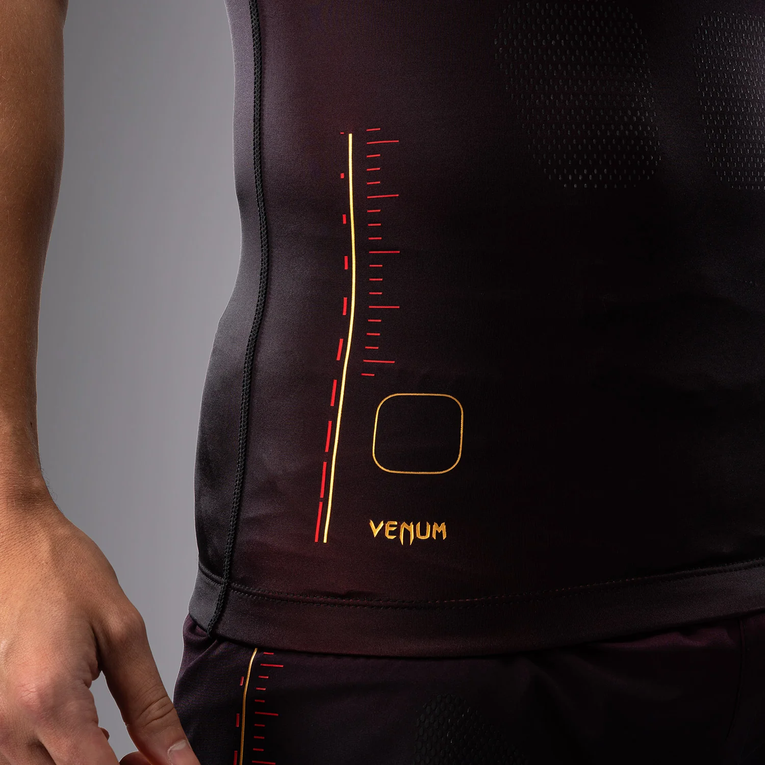 Venum Tactical XT Lycra de manga corta para hombre - Negra/Burdeos/Oro - Image 5