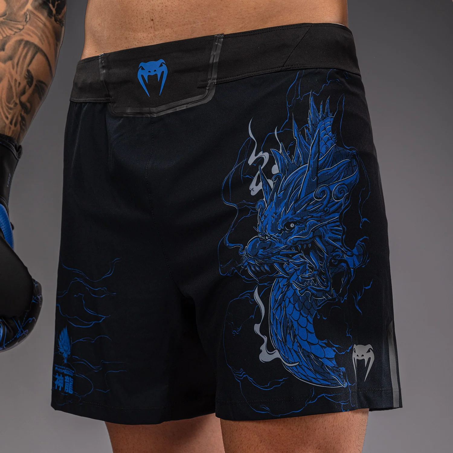 Venum Thunder Dragon Short de Combate – Negro/Azul Real - Image 6