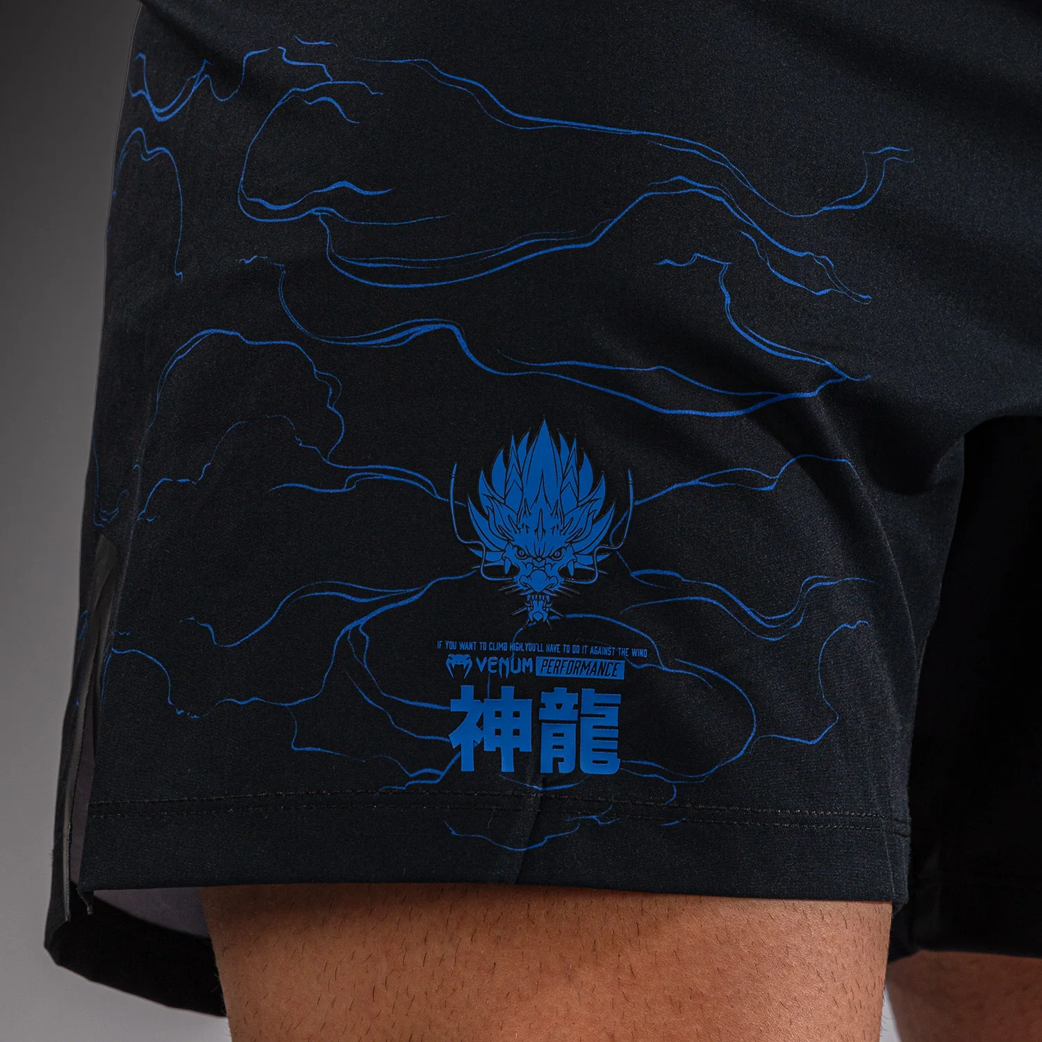 Venum Thunder Dragon Short de Combate – Negro/Azul Real - Image 7
