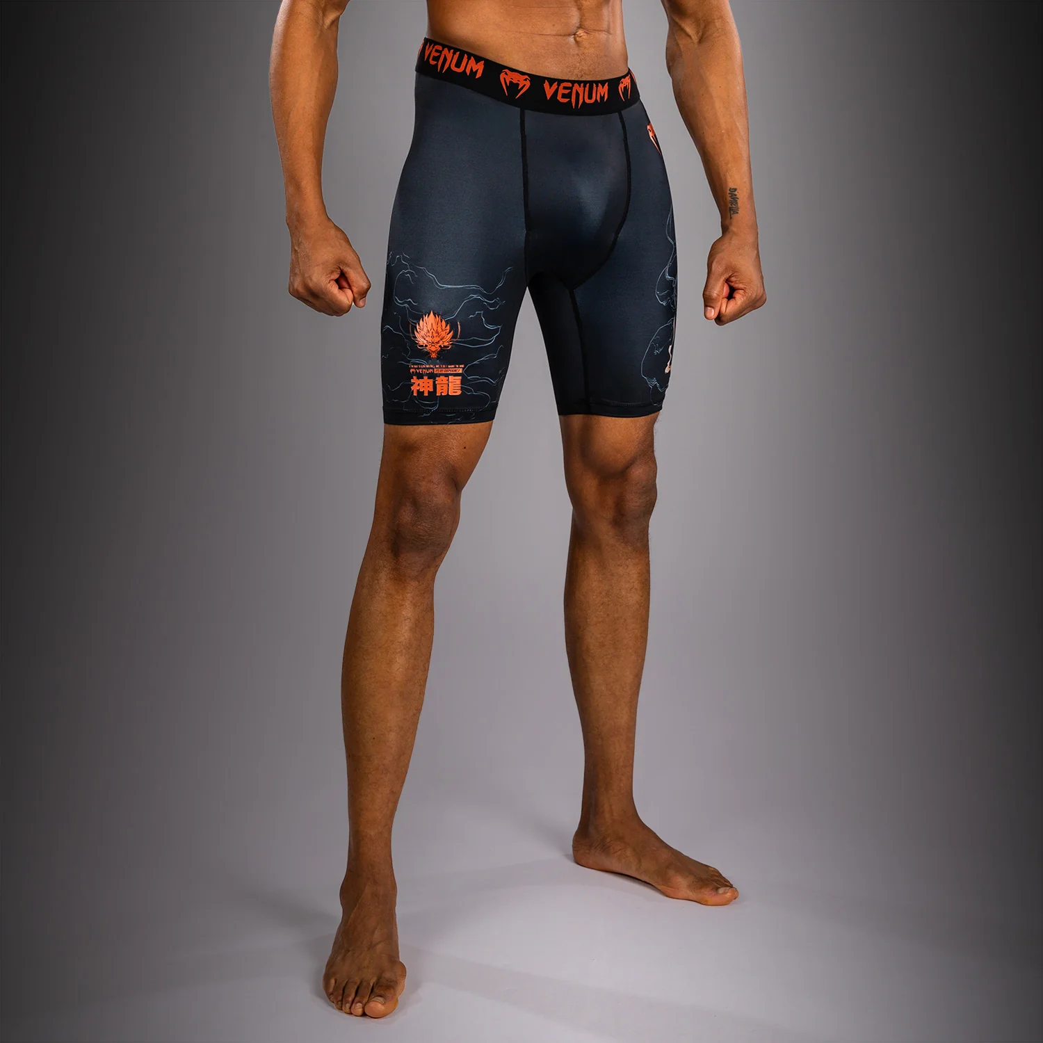 Venum Thunder Dragon Short de Compresión – Negro/Gris/Cobre - Image 3