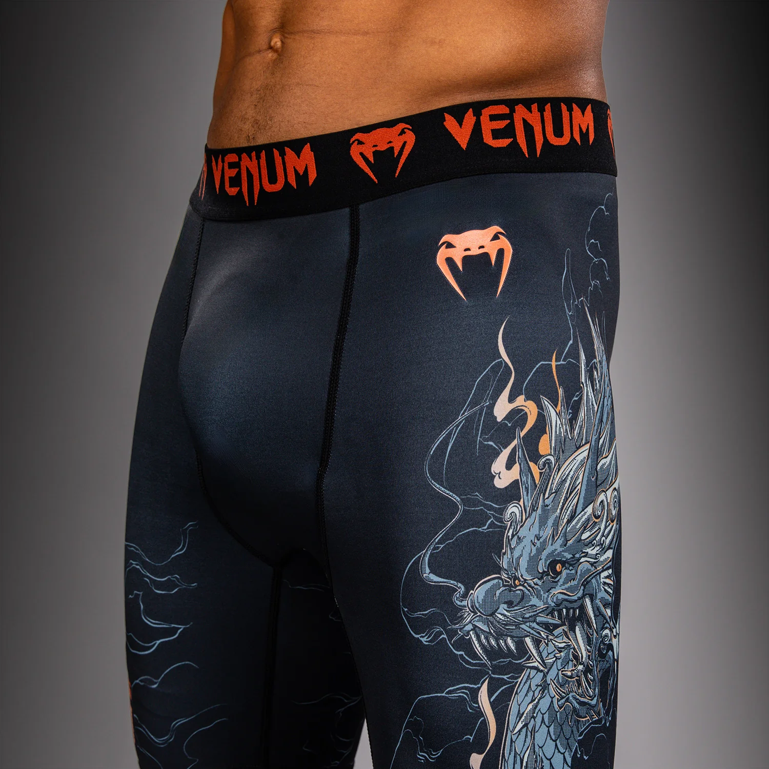 Venum Thunder Dragon Short de Compresión – Negro/Gris/Cobre - Image 7