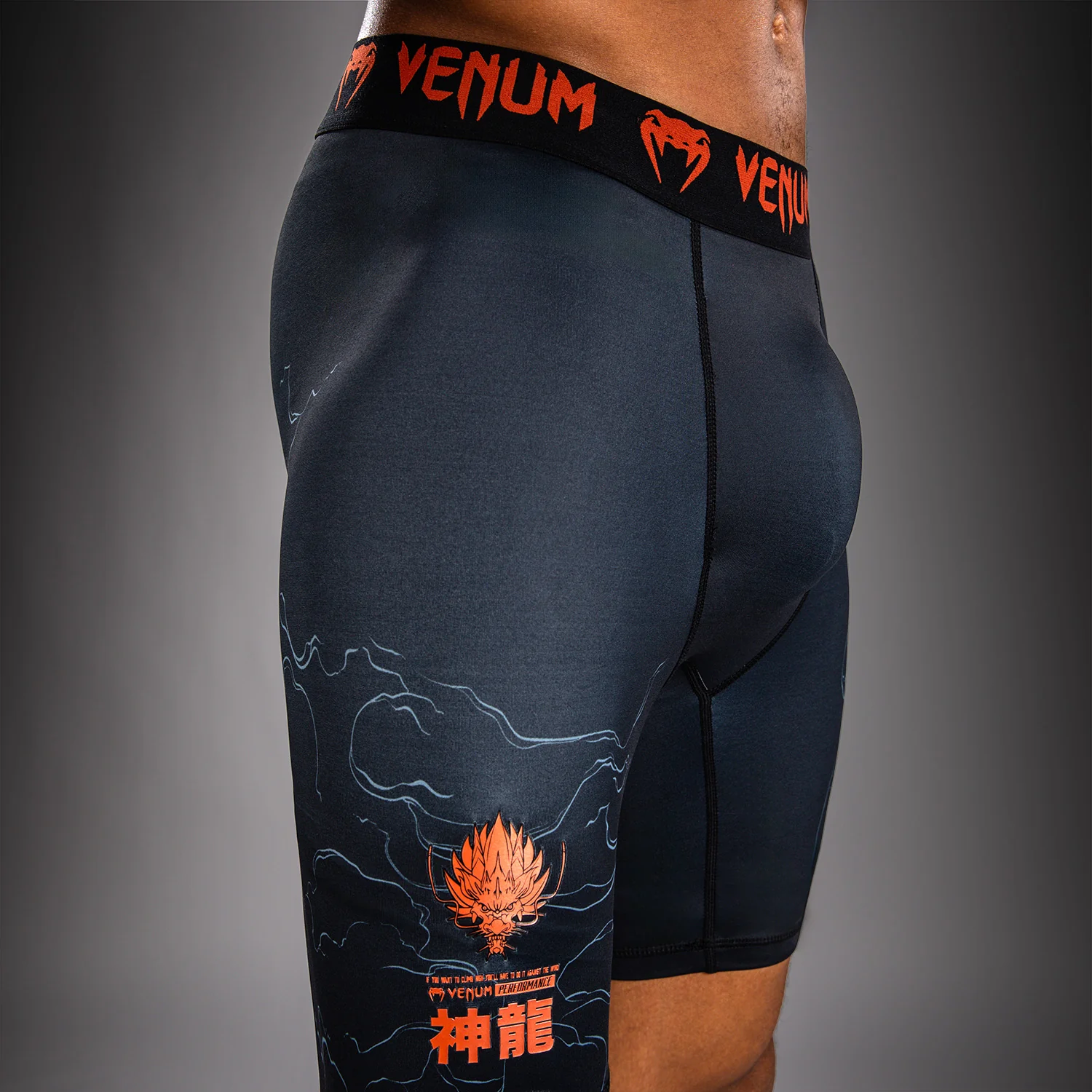 Venum Thunder Dragon Short de Compresión – Negro/Gris/Cobre - Image 8