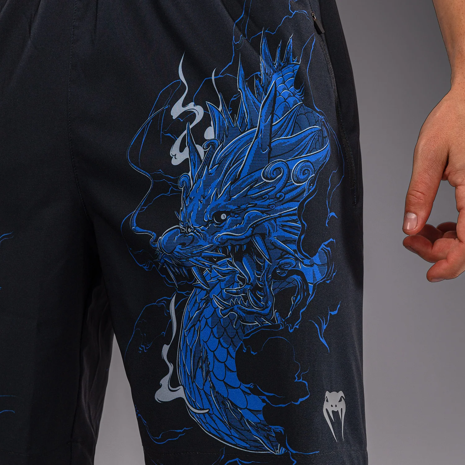 Venum Thunder Dragon Short de Entrenamiento – Negro/Azul Real - Image 6