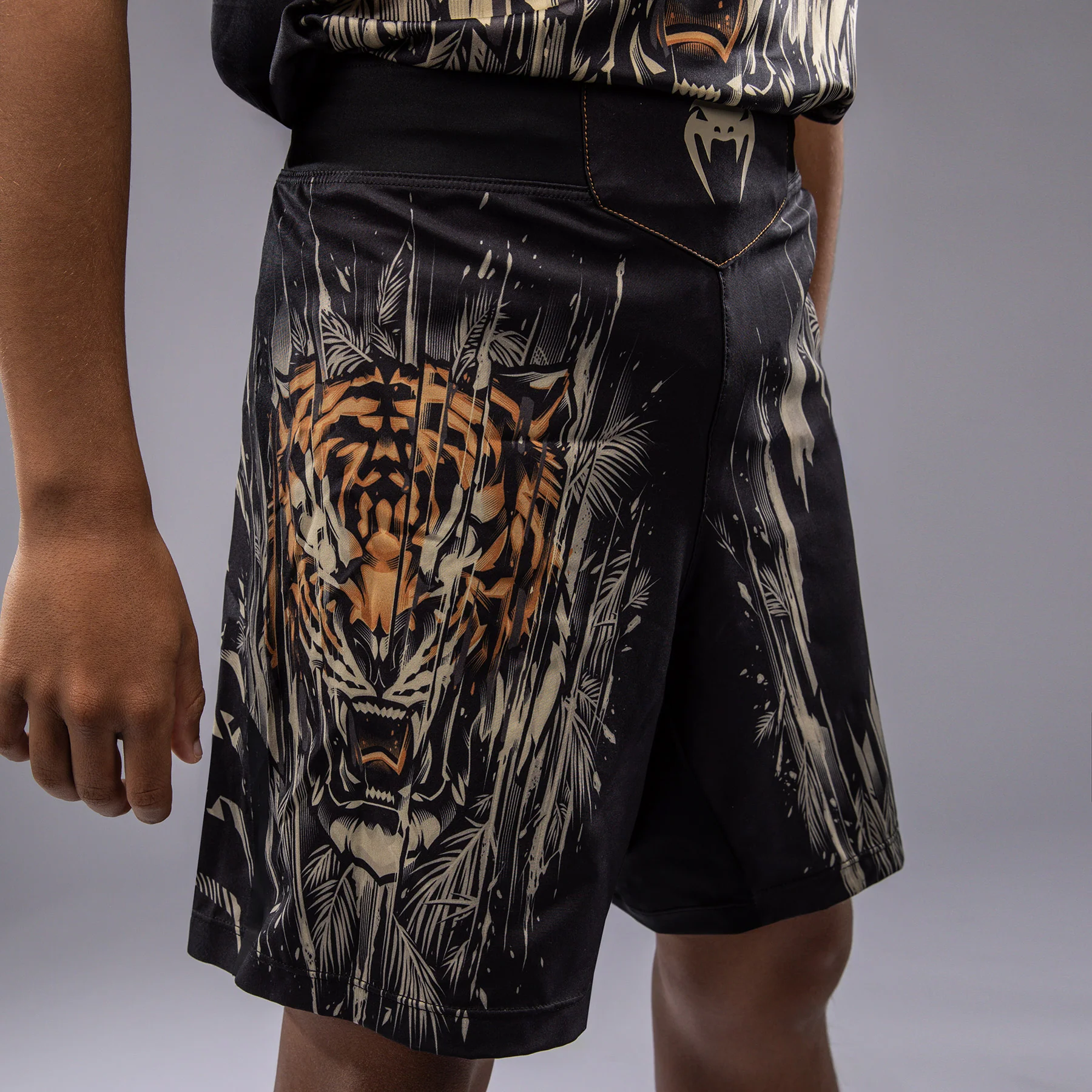 Venum Tiger Pantalones Cortos de Lucha para Niños - Negro/Naranja Neón - Image 5