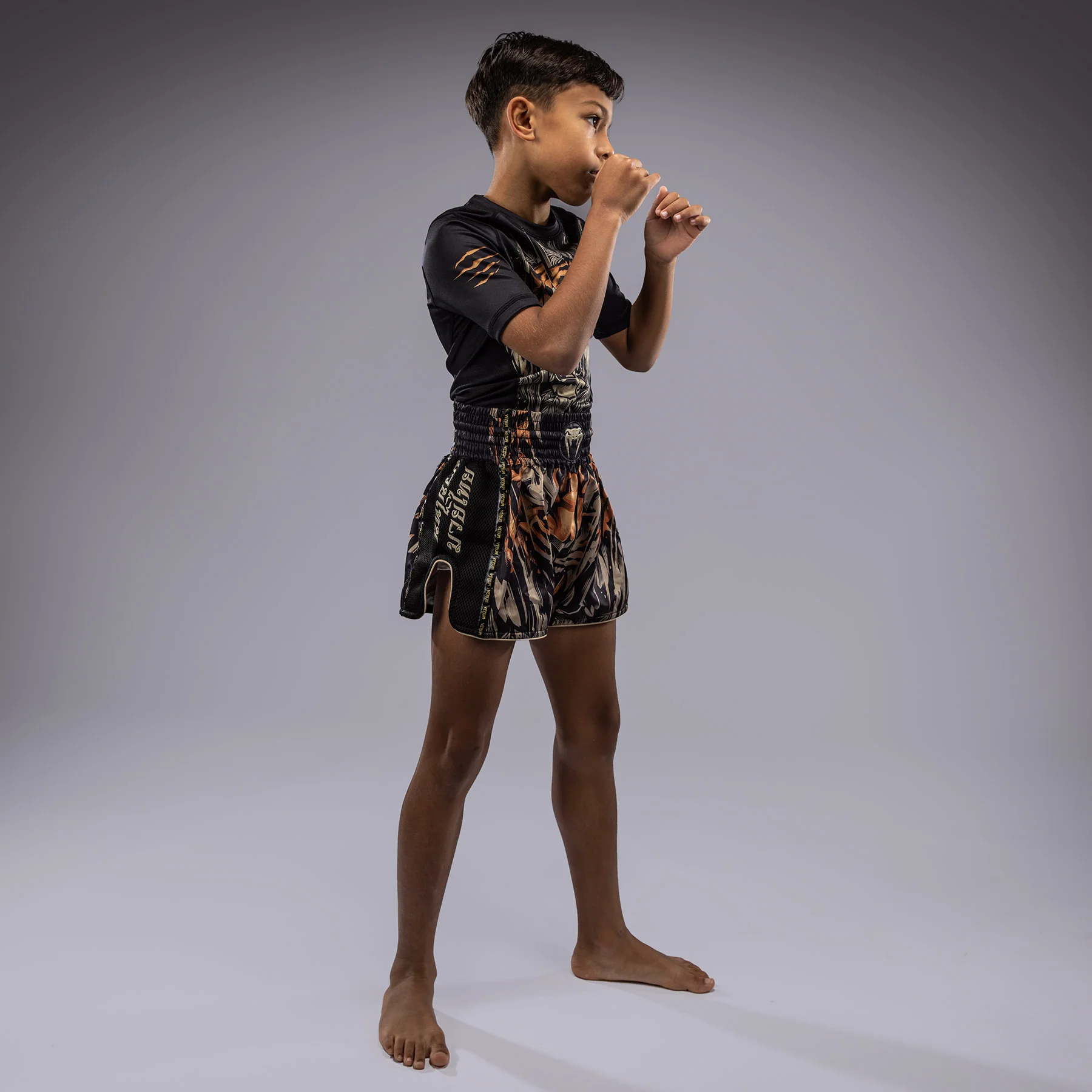 Venum Tiger Pantalones Cortos de Muay Thai para Niños - Negro/Naranja Neón - Image 5
