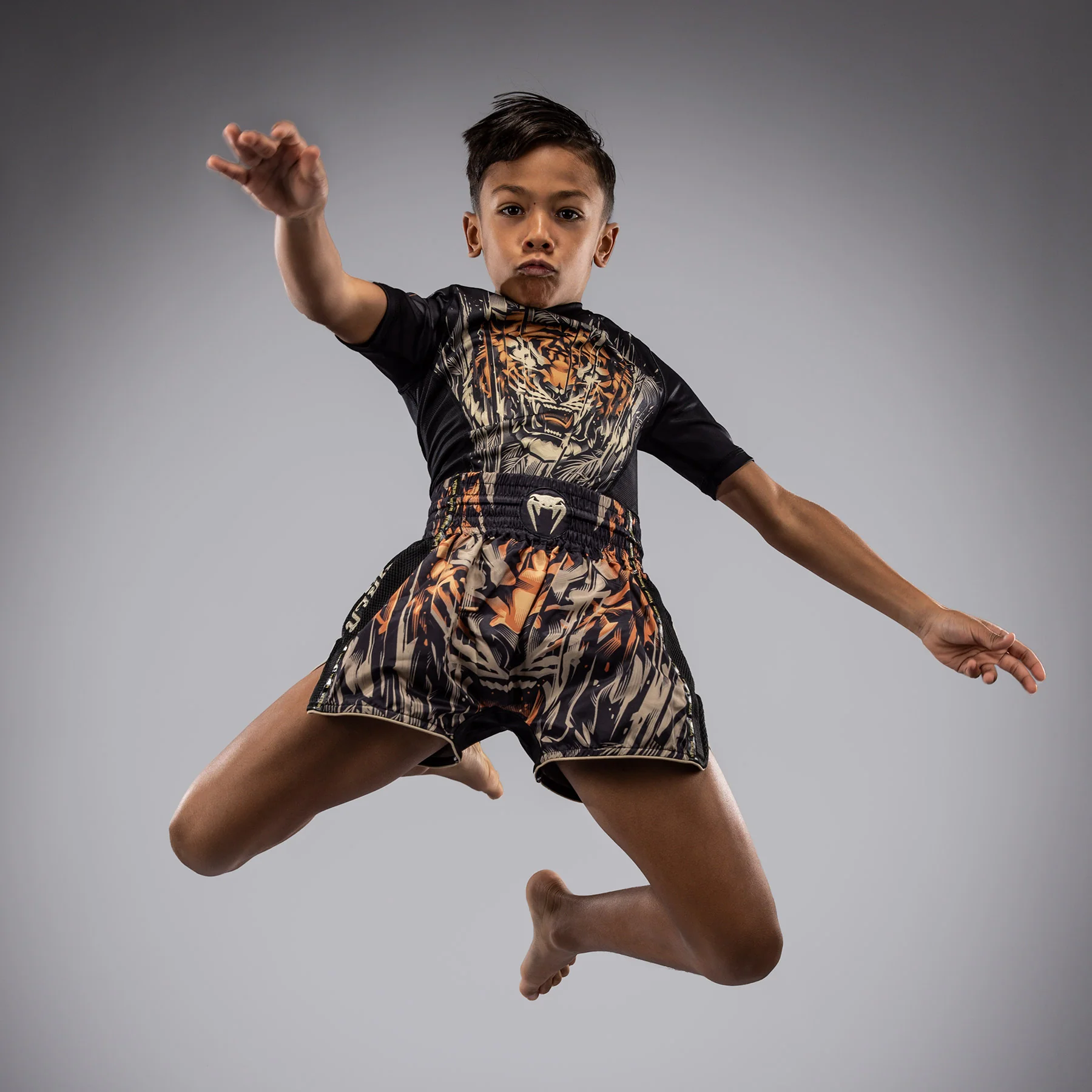 Venum Tiger Pantalones Cortos de Muay Thai para Niños - Negro/Naranja Neón - Image 7