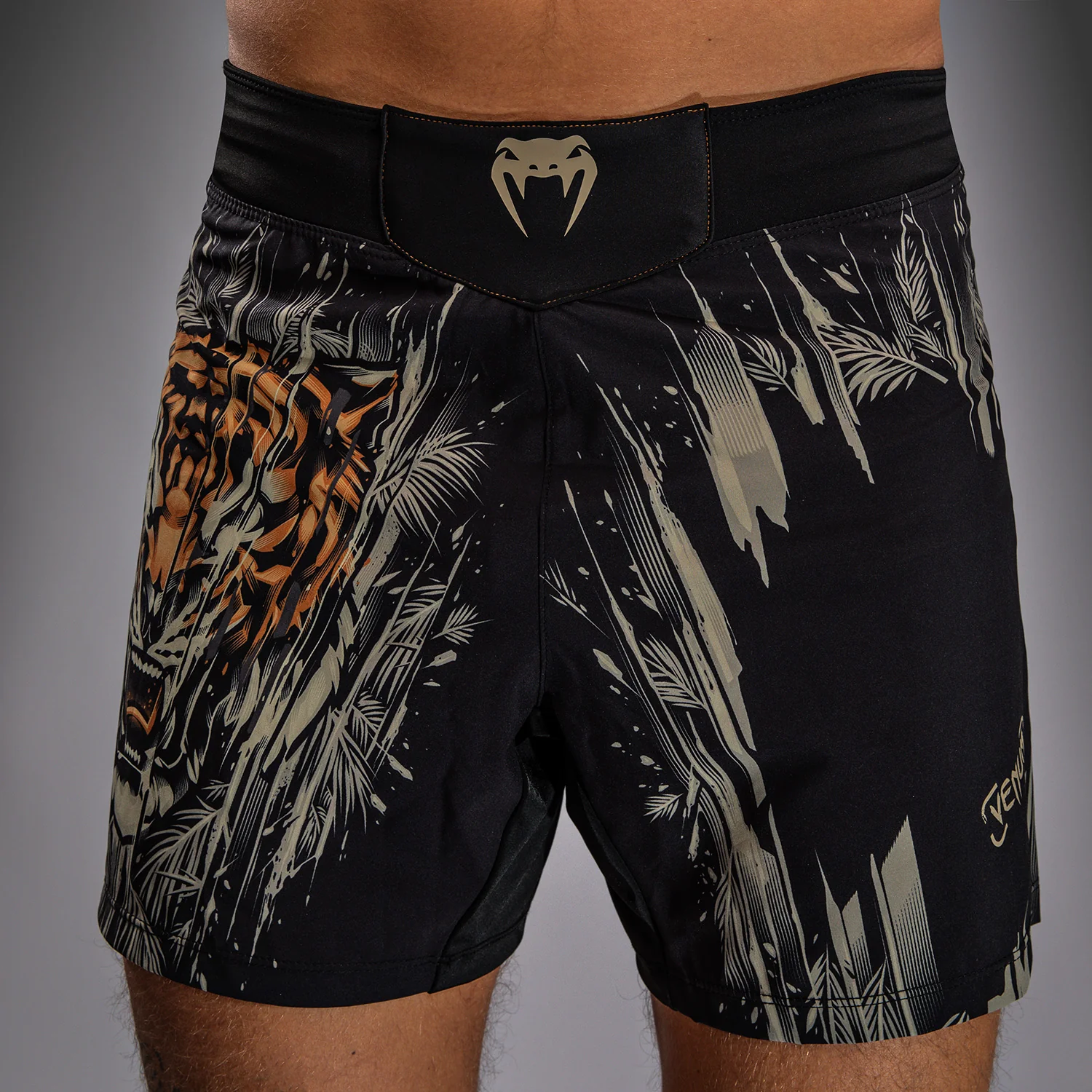 Venum Tiger Pantalones de Lucha para Hombre - Negro/Naranja Neón - Image 5