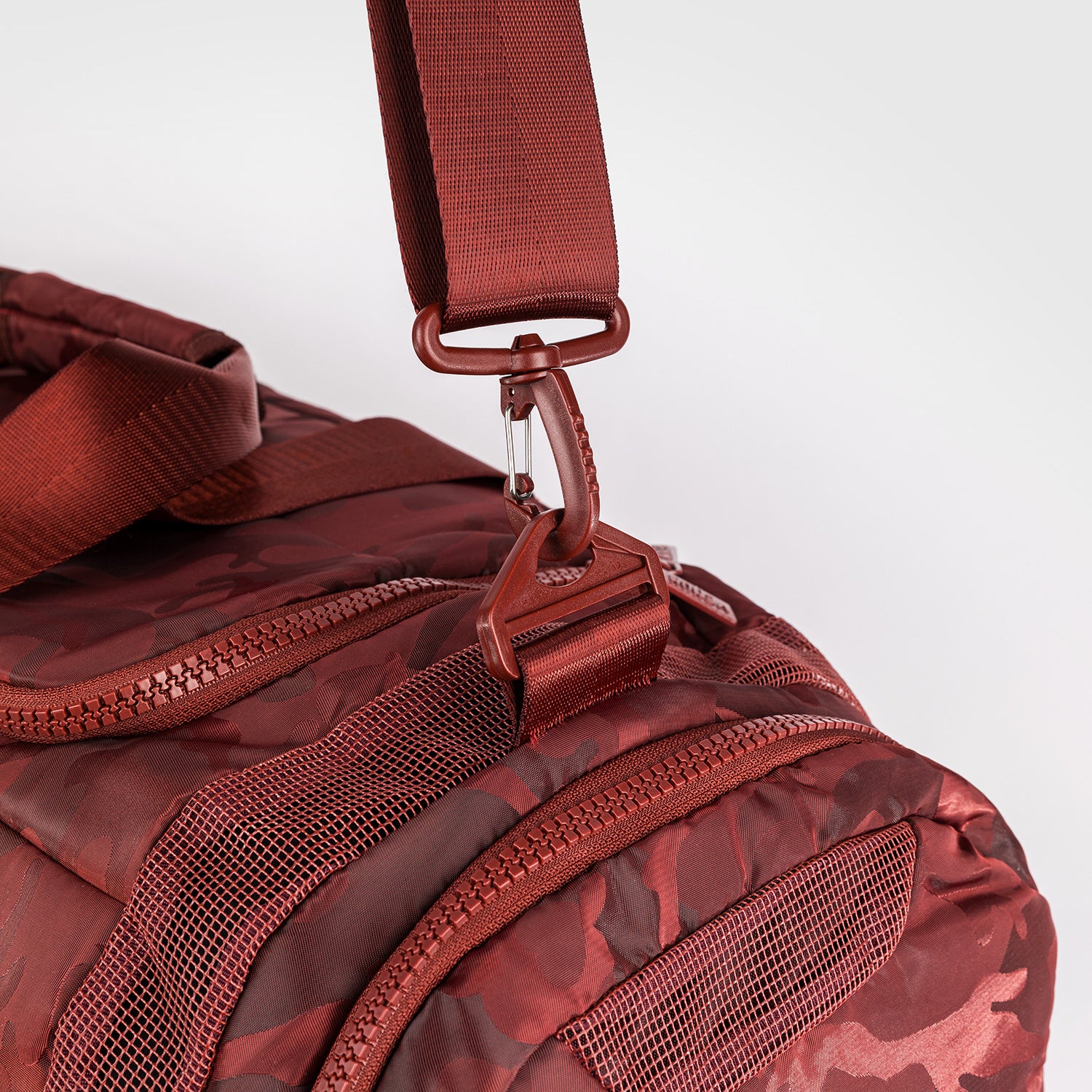 Venum Trainer Lite Bolsa de Deporte (48L) – Camuflaje/Burdeos - Image 10