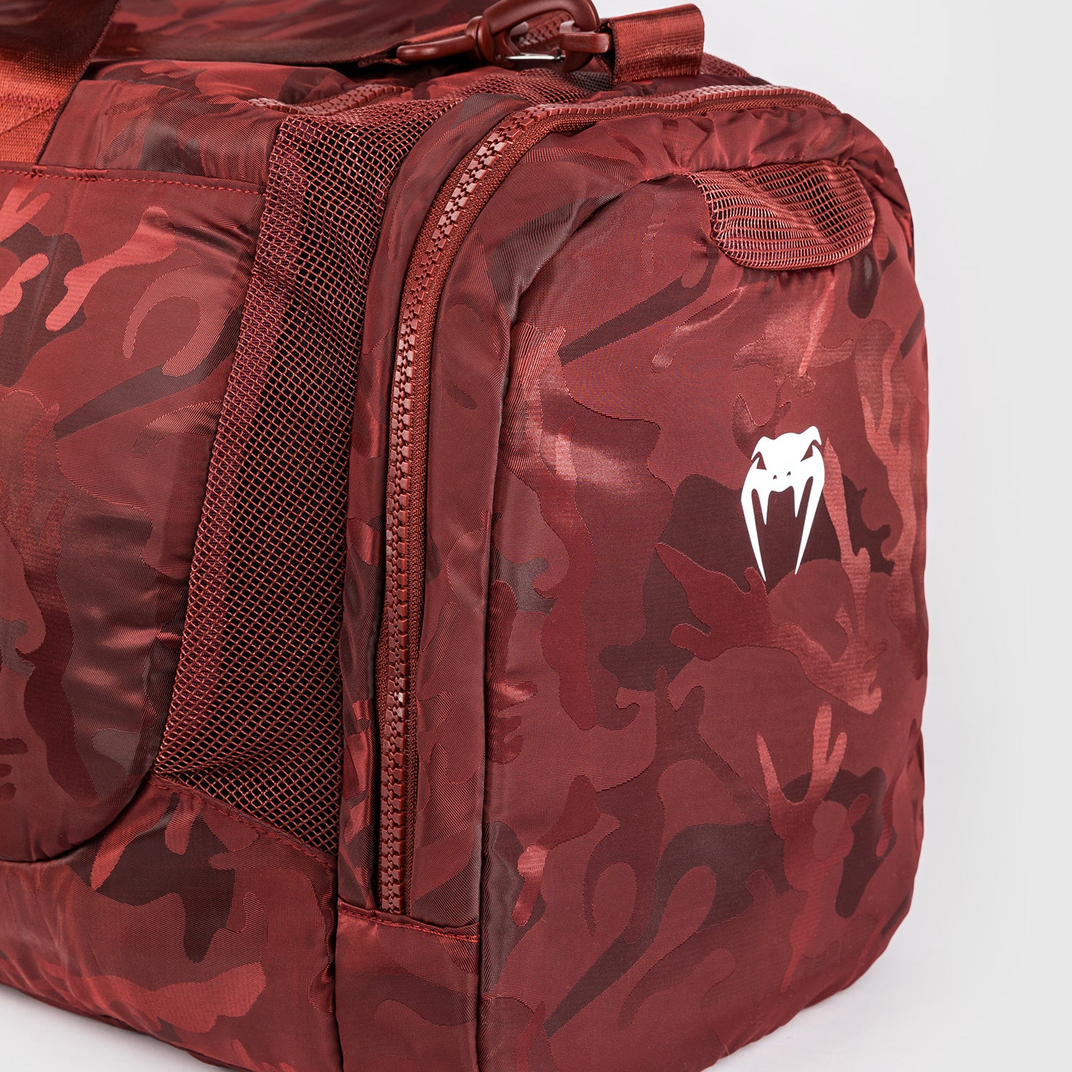 Venum Trainer Lite Bolsa de Deporte (48L) – Camuflaje/Burdeos - Image 6