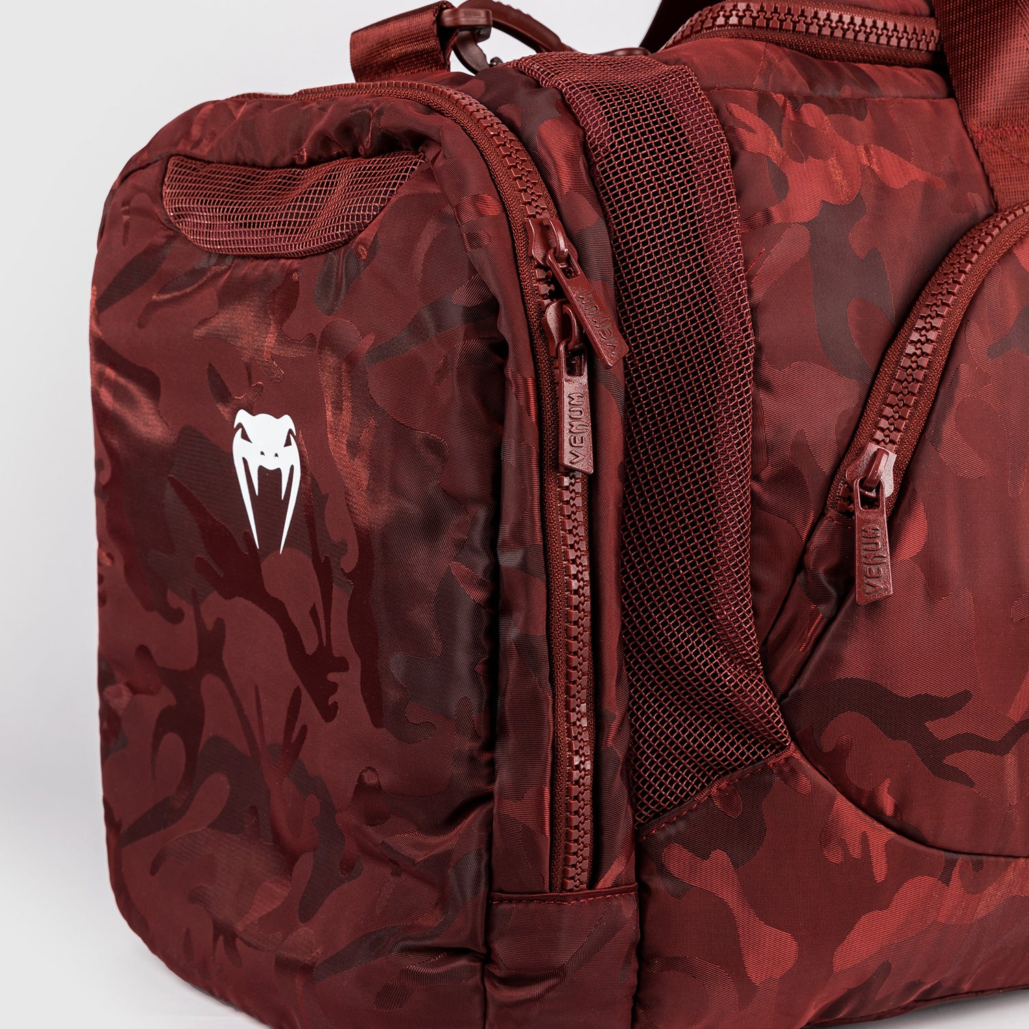 Venum Trainer Lite Bolsa de Deporte (48L) – Camuflaje/Burdeos - Image 7