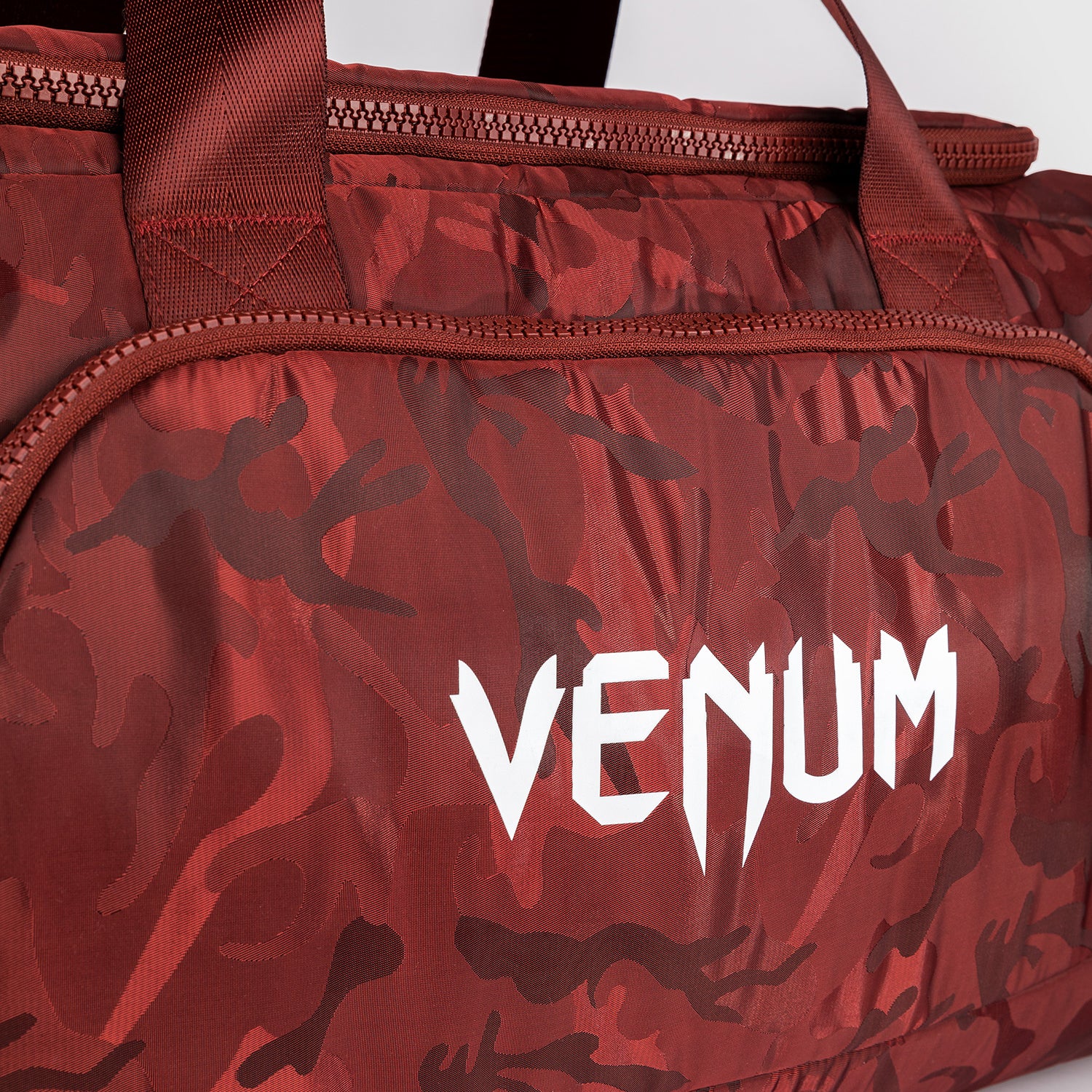 Venum Trainer Lite Bolsa de Deporte (48L) – Camuflaje/Burdeos - Image 8