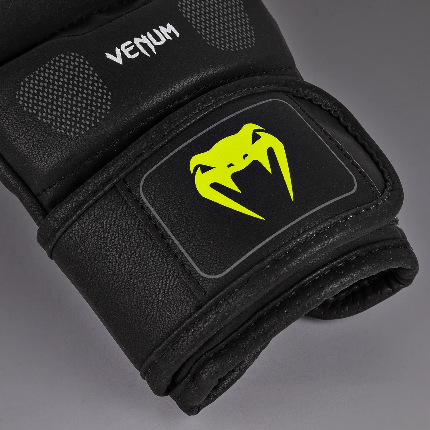 Venum Training Camp 4.0 Guantes de sparring - Negro/Verde Neo - Image 3