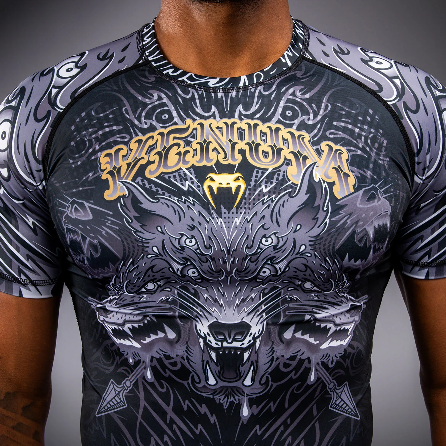 Venum Wolf Atak Rashguard Manga Corta – Negro/Gris - Image 4