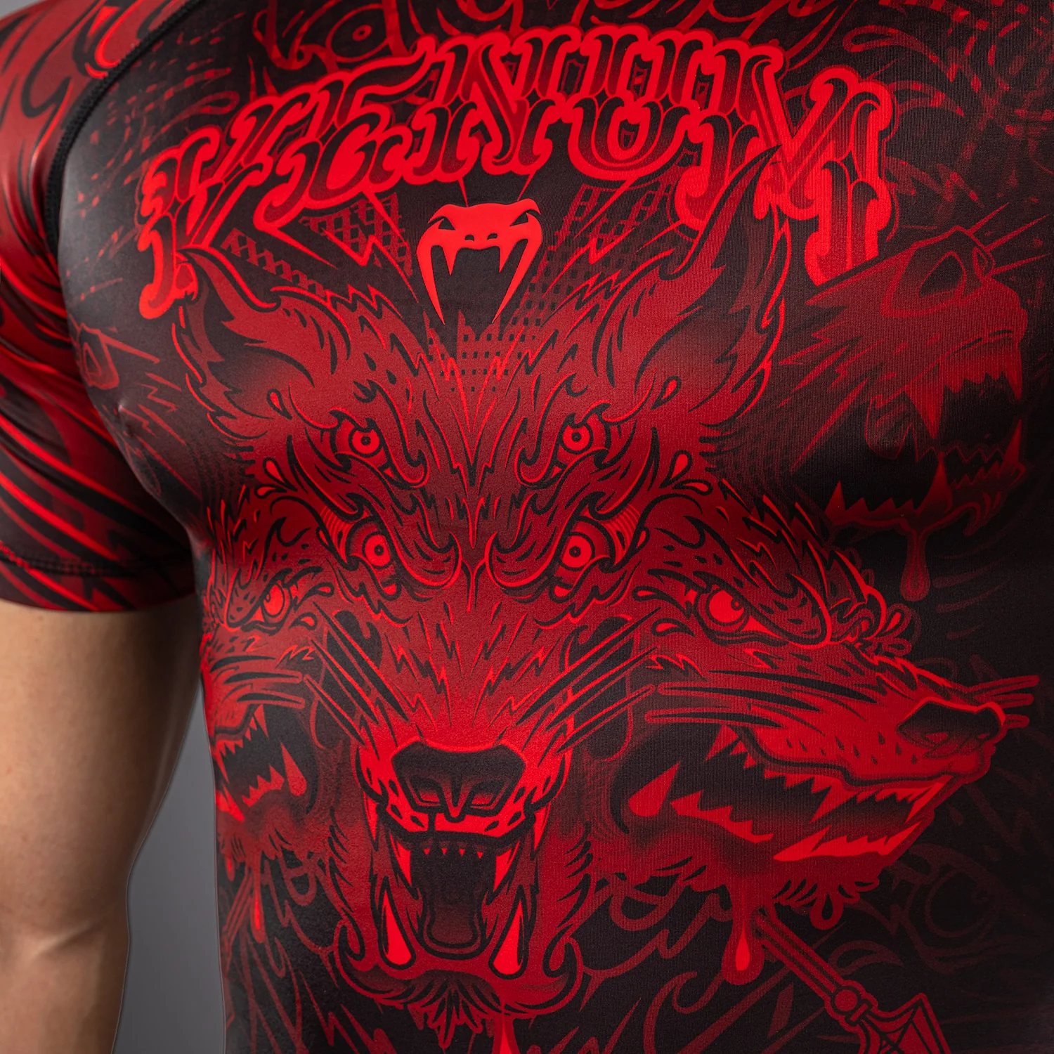 Venum Wolf Atak Rashguard Manga Corta – Negro/Rojo - Image 6