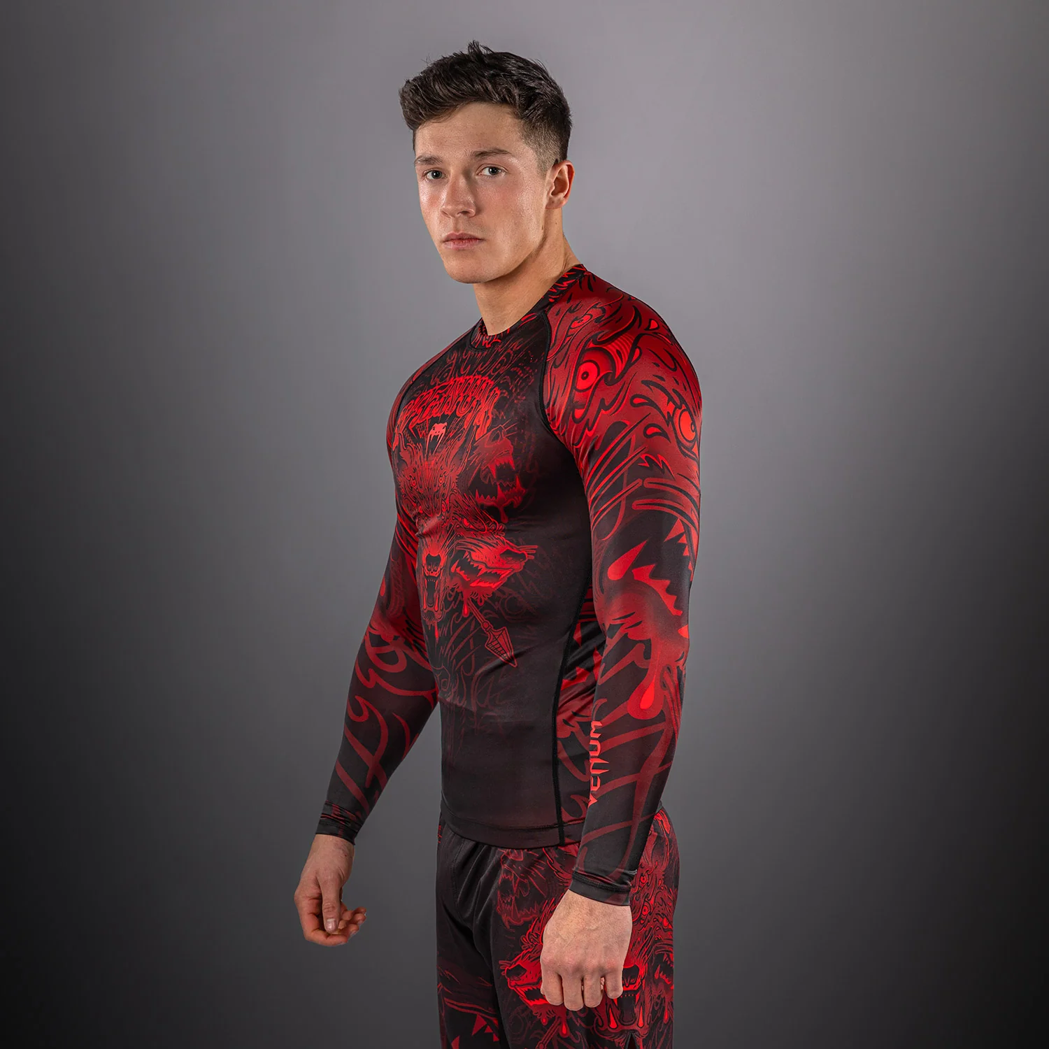 Venum Wolf Atak Rashguard Manga Larga – Negro/Rojo - Image 3