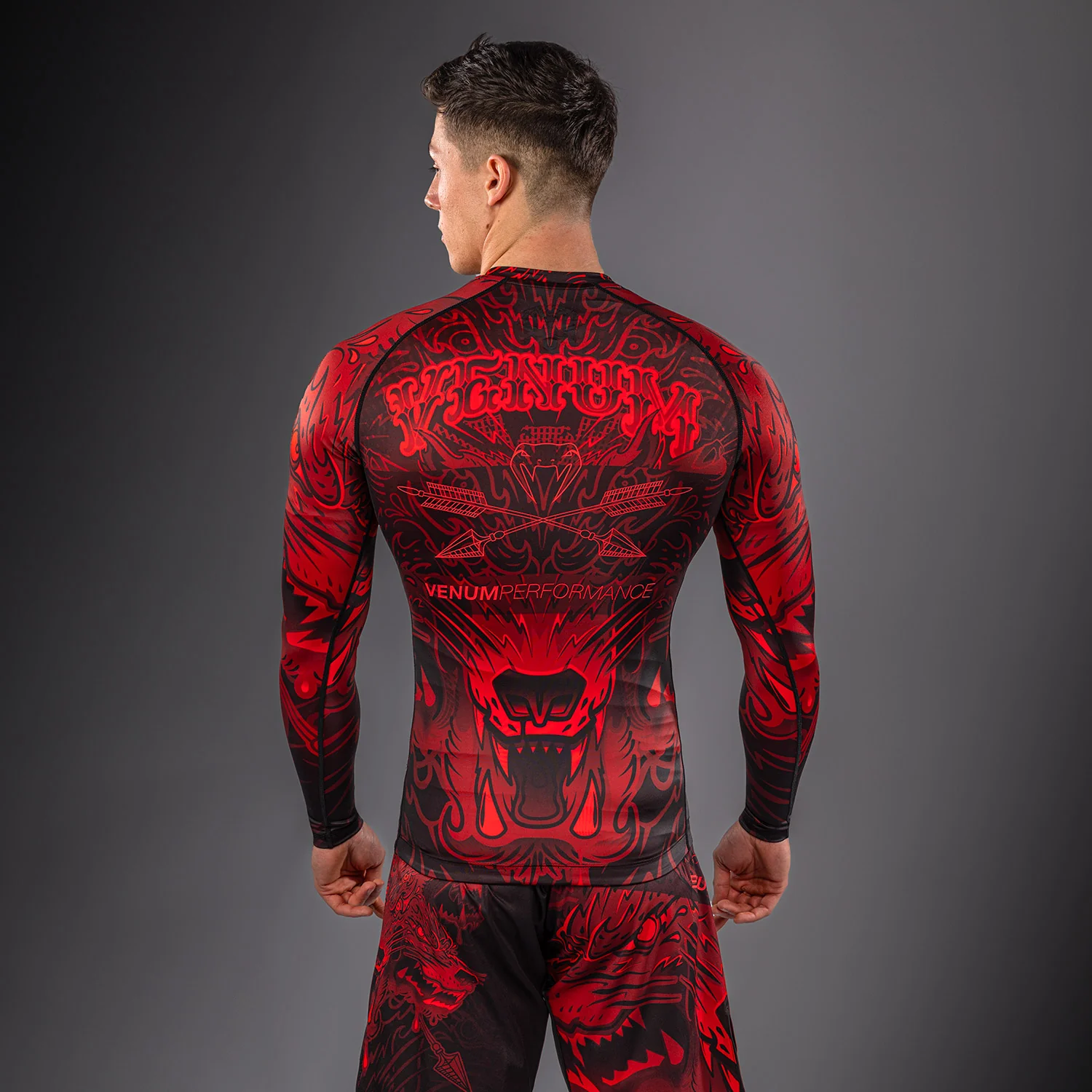 Venum Wolf Atak Rashguard Manga Larga – Negro/Rojo - Image 5