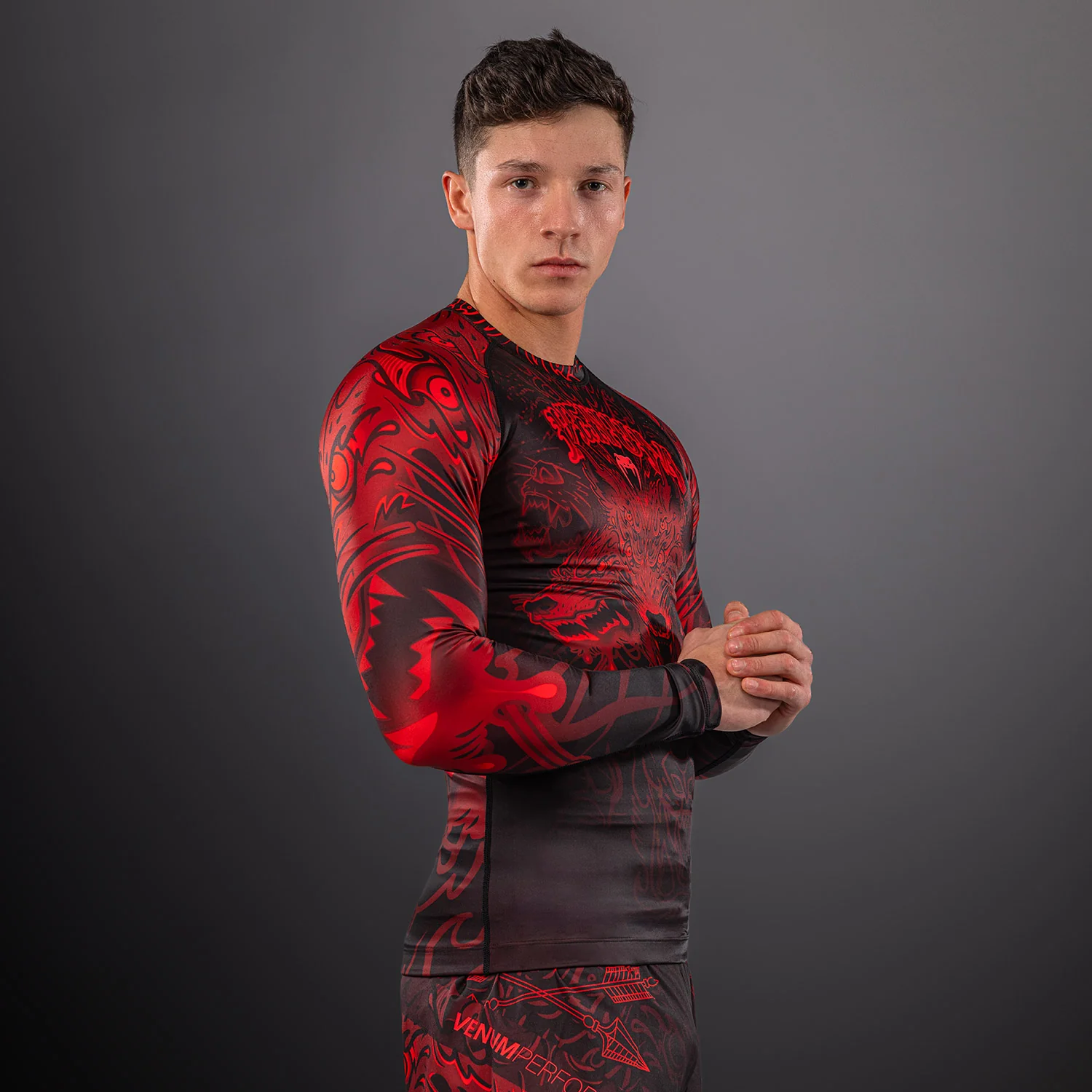 Venum Wolf Atak Rashguard Manga Larga – Negro/Rojo - Image 7