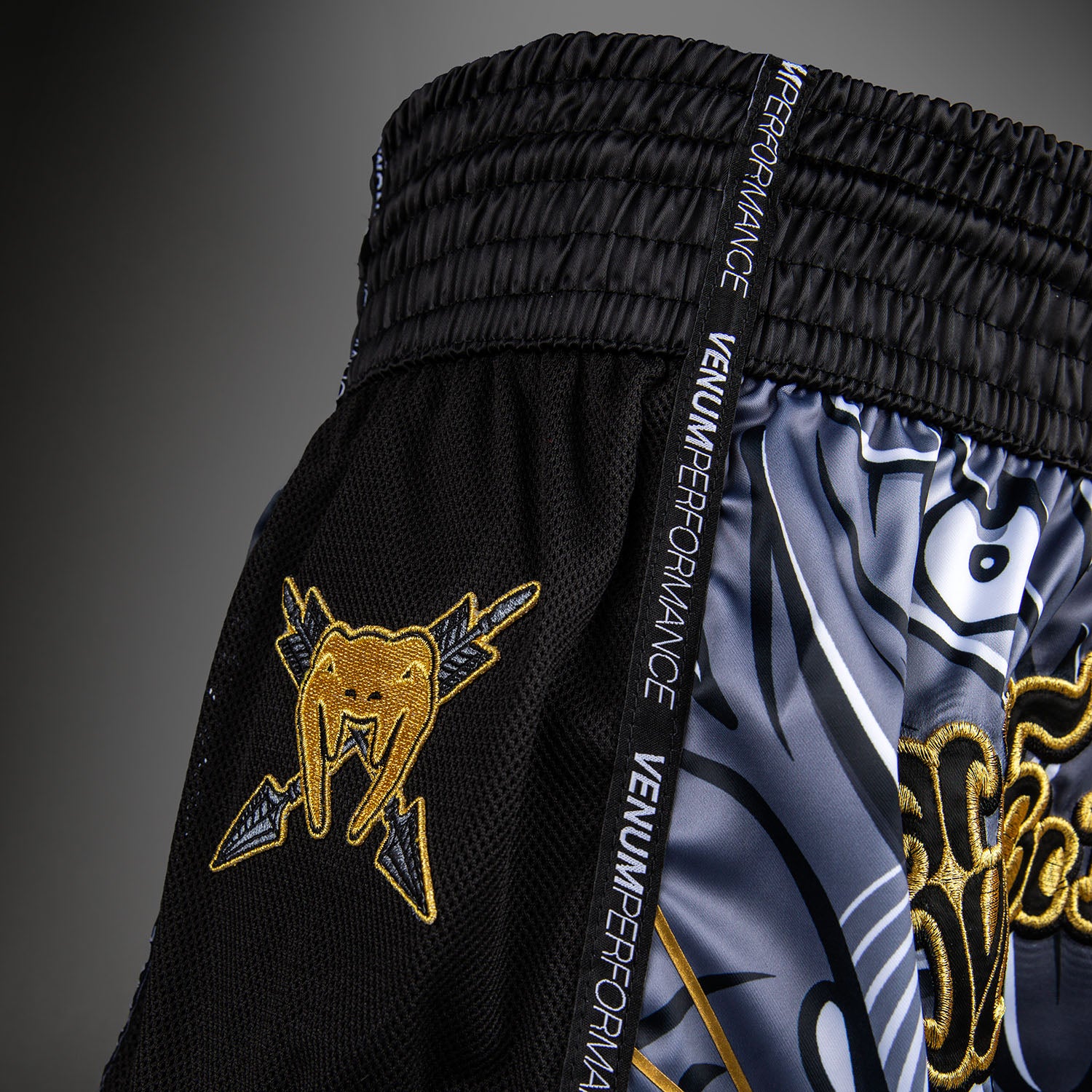 Venum Wolf Atak Short de Muay Thai – Negro/Gris - Image 5