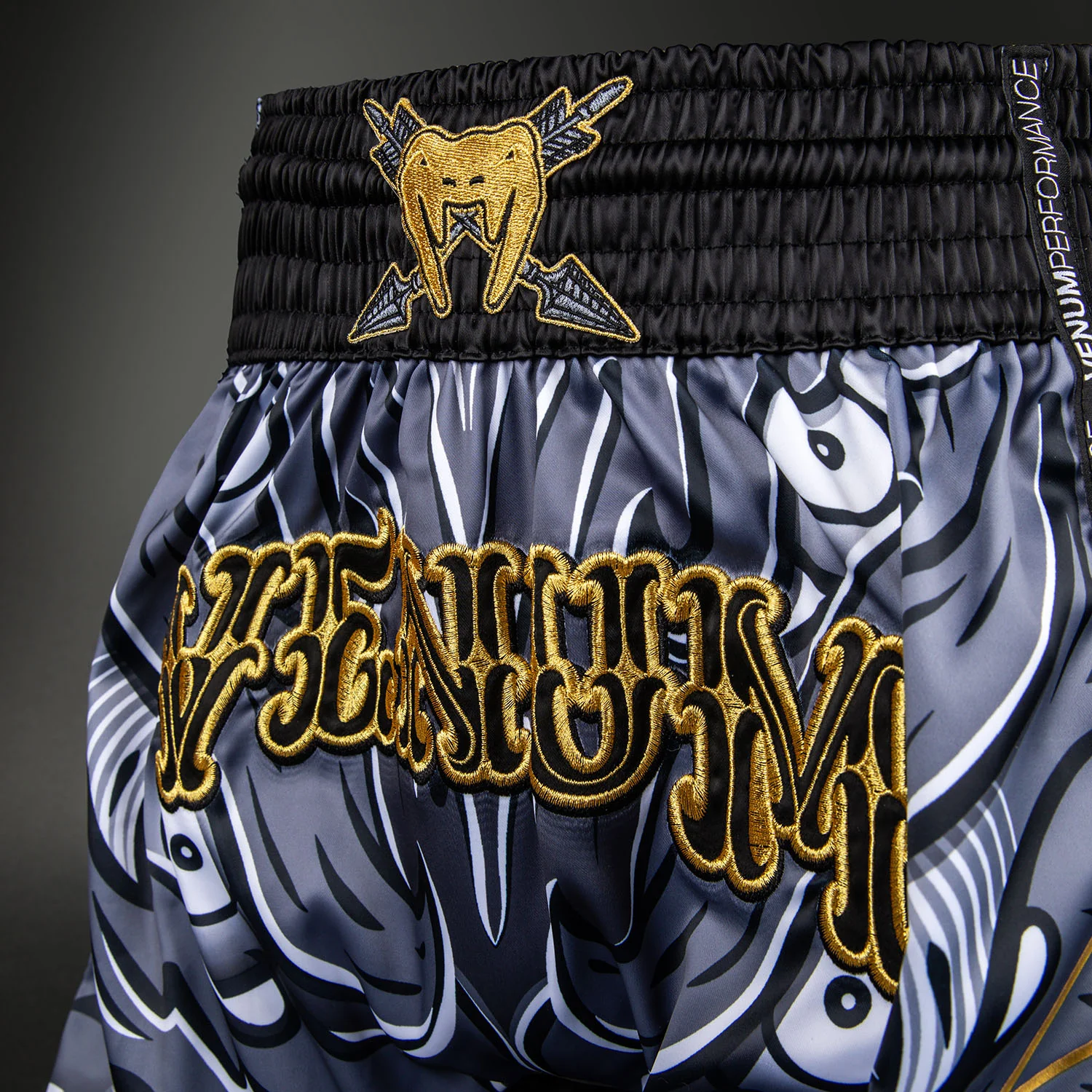 Venum Wolf Atak Short de Muay Thai – Negro/Gris - Image 6