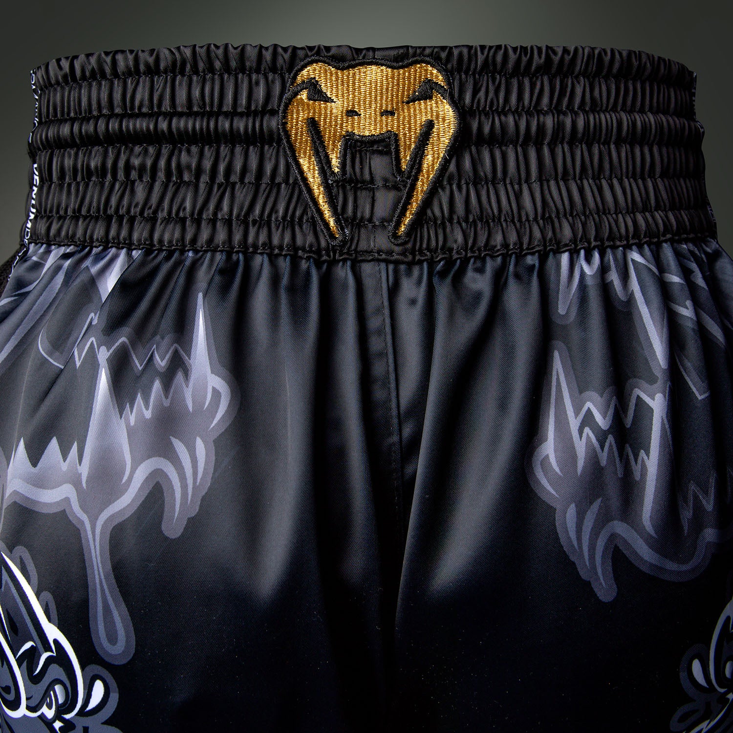 Venum Wolf Atak Short de Muay Thai – Negro/Gris - Image 7