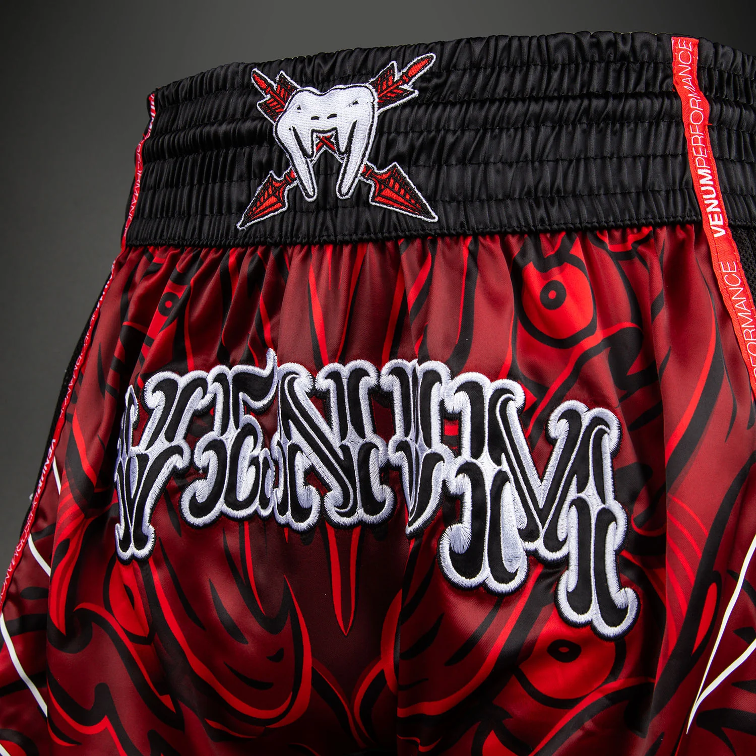 Venum Wolf Atak Short de Muay Thai – Negro/Rojo - Image 6