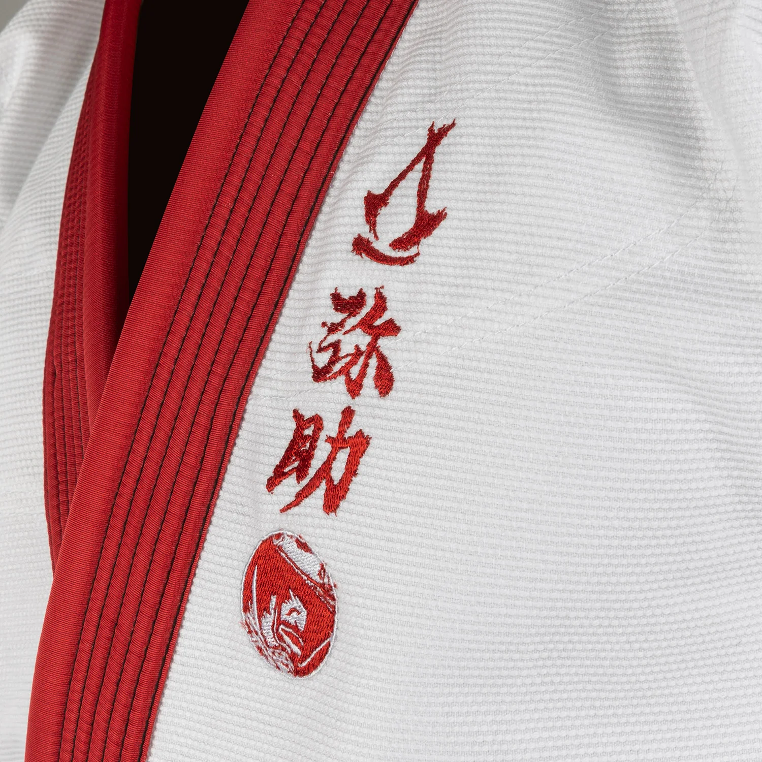 Venum x Assassin’s Creed Shadows BJJ Gi - Blanco/Rojo - Image 5