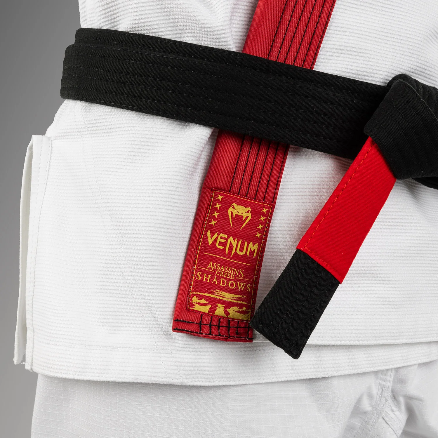 Venum x Assassin’s Creed Shadows BJJ Gi - Blanco/Rojo - Image 6