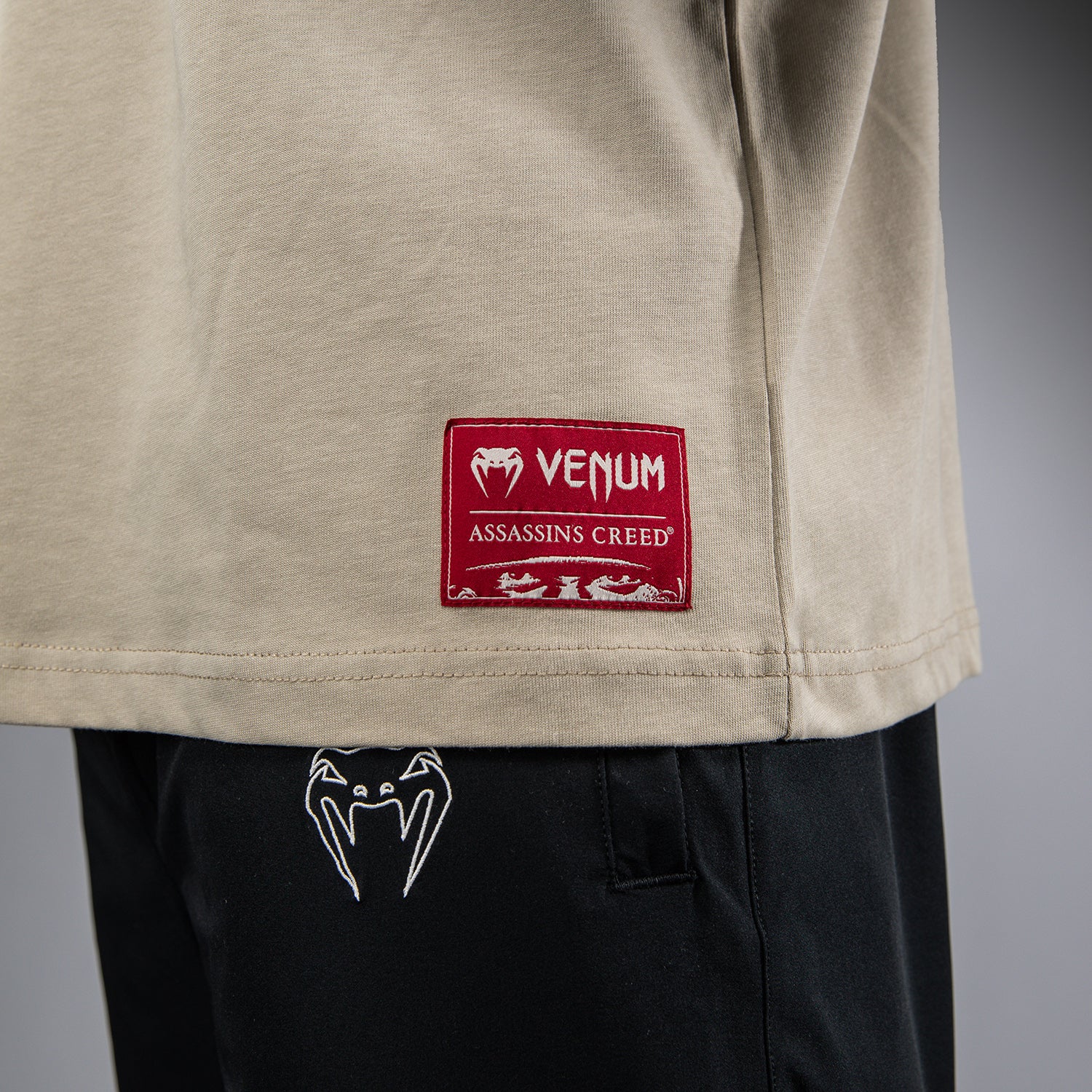 Venum x Assassin’s Creed Shadows Camiseta - Arena - Image 7