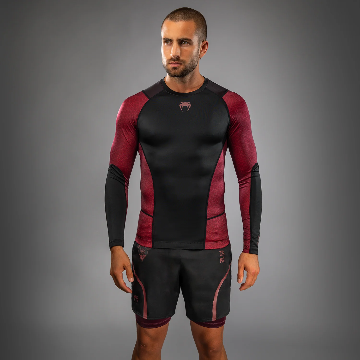 Venum x Assassin’s Creed Shadows Camiseta de Manga Larga Rashguard para Hombre - Burdeos/Negro - Image 2