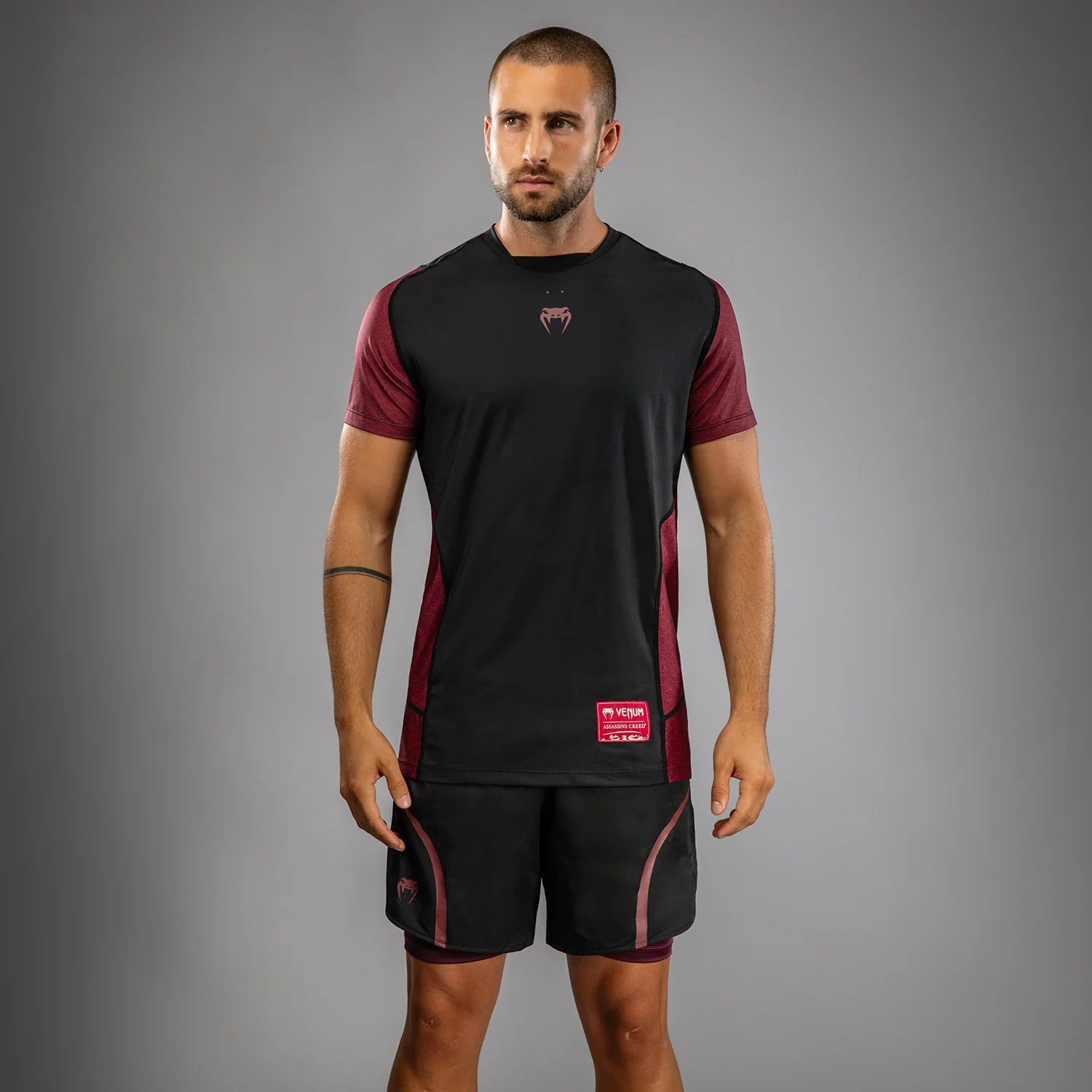 Venum x Assassin’s Creed Shadows Camiseta Dry-Tech para Hombre - Burdeos/Negro