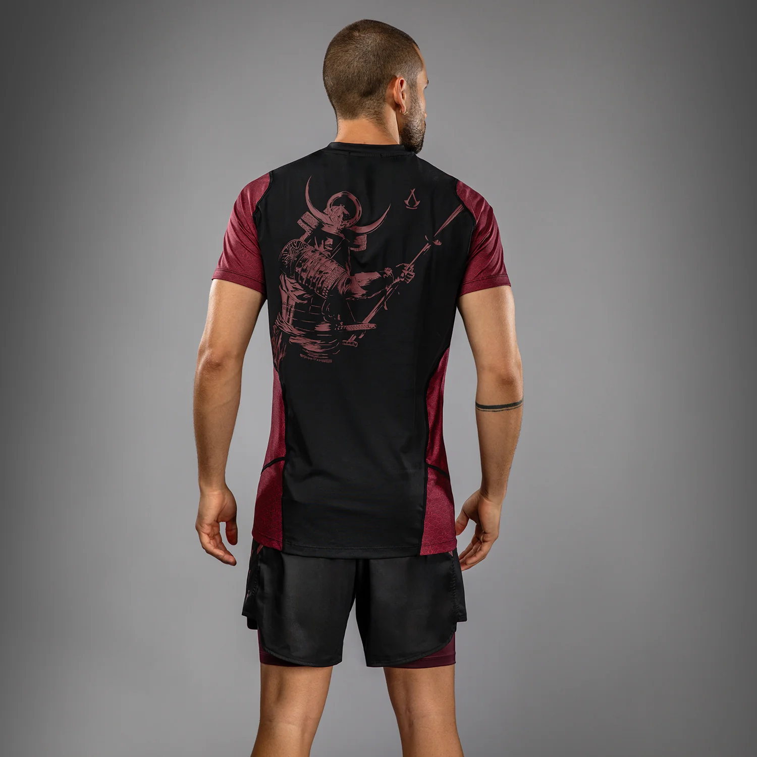 Venum x Assassin’s Creed Shadows Camiseta Dry-Tech para Hombre - Burdeos/Negro - Image 2