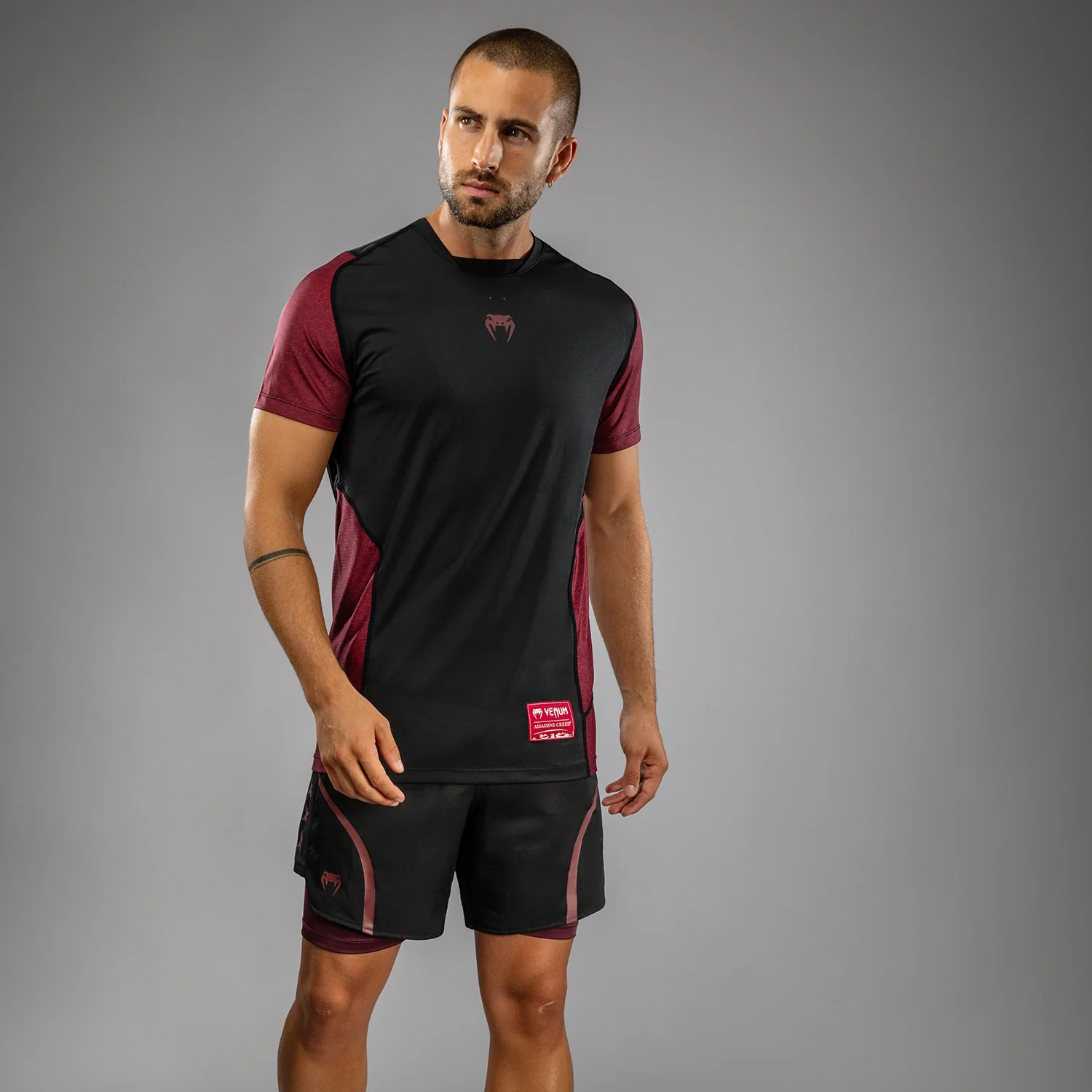 Venum x Assassin’s Creed Shadows Camiseta Dry-Tech para Hombre - Burdeos/Negro - Image 3