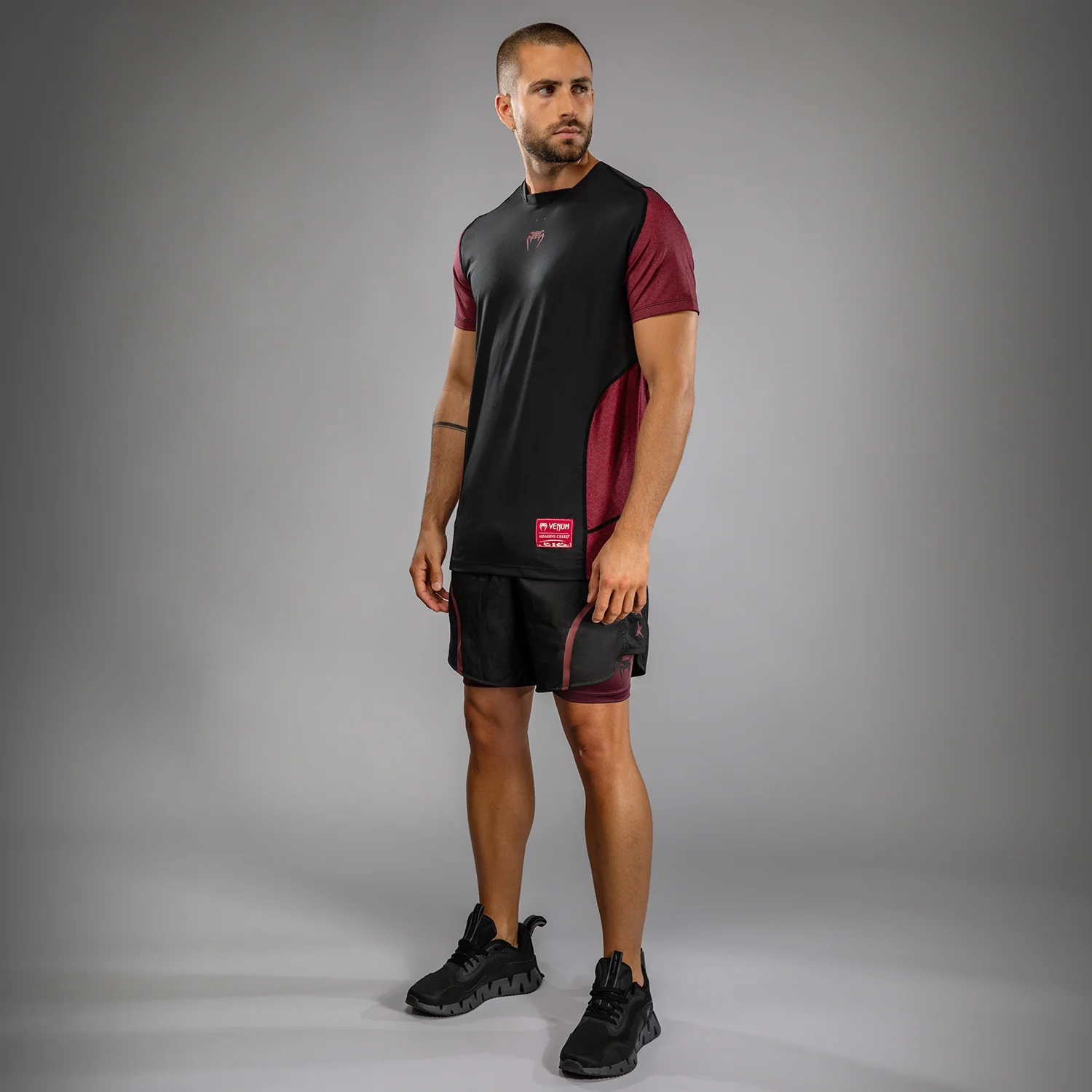 Venum x Assassin’s Creed Shadows Camiseta Dry-Tech para Hombre - Burdeos/Negro - Image 4