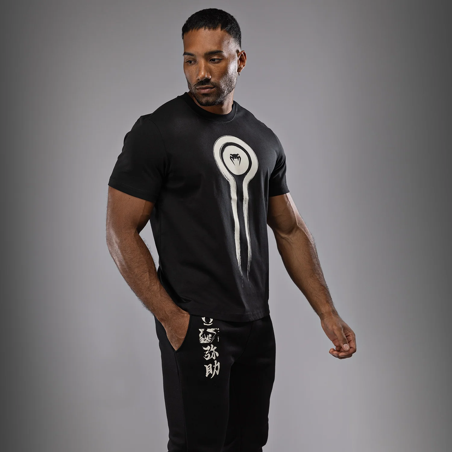Venum x Assassin’s Creed Shadows Camiseta - Negra - Image 4