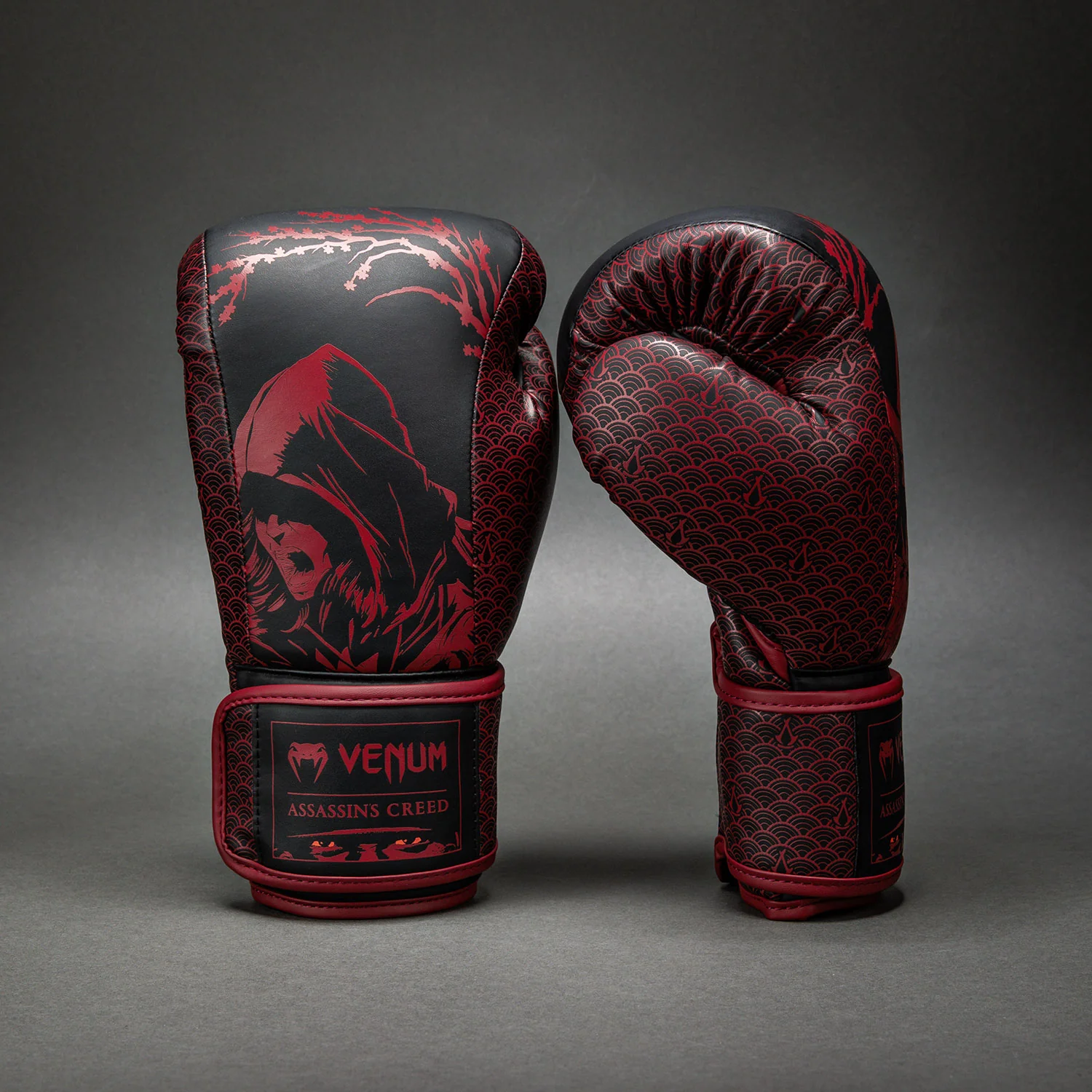Venum x Assassin’s Creed Shadows Guantes de boxeo - Burdeos/Negro - Image 2
