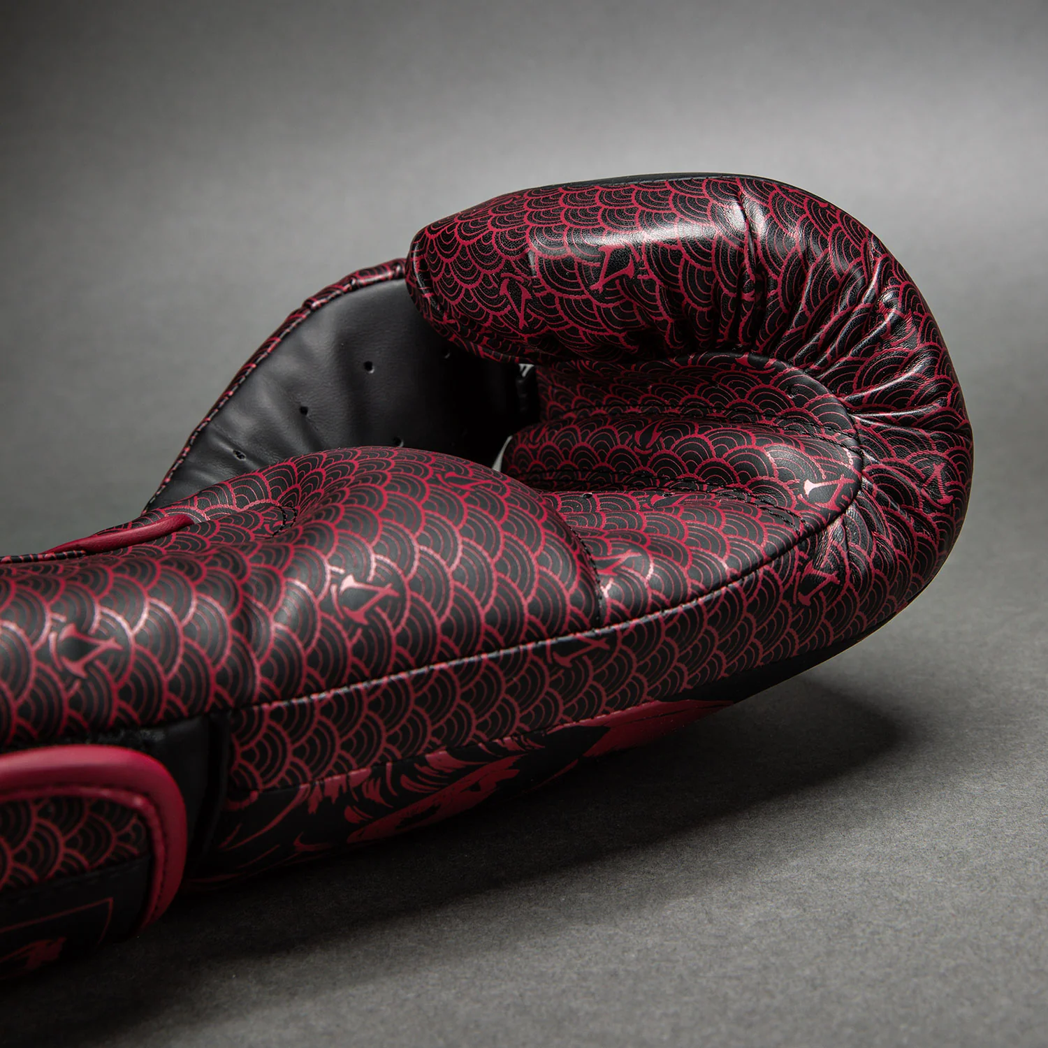 Venum x Assassin’s Creed Shadows Guantes de boxeo - Burdeos/Negro - Image 4
