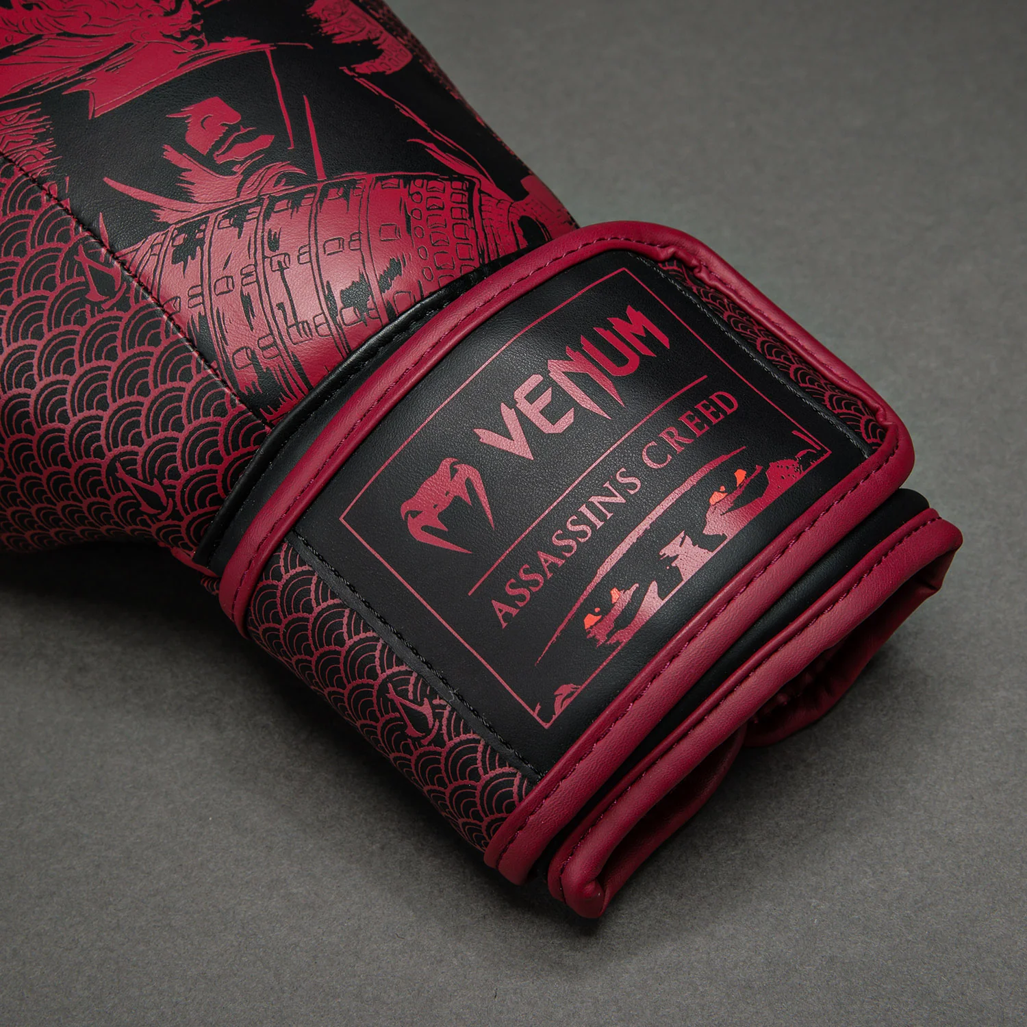 Venum x Assassin’s Creed Shadows Guantes de boxeo - Burdeos/Negro - Image 5