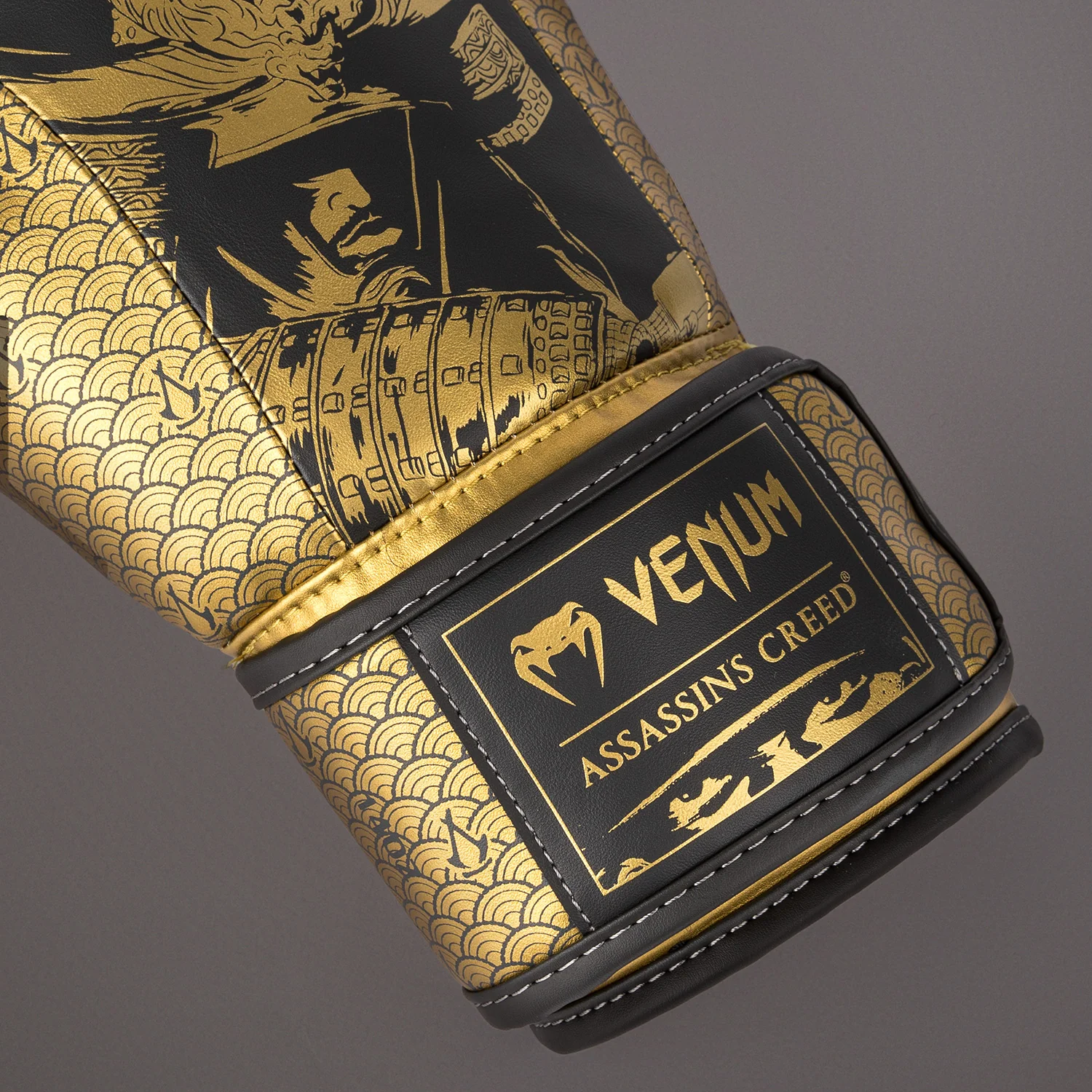 Venum x Assassin’s Creed Shadows Guantes de boxeo - Negro/Oro - Image 4