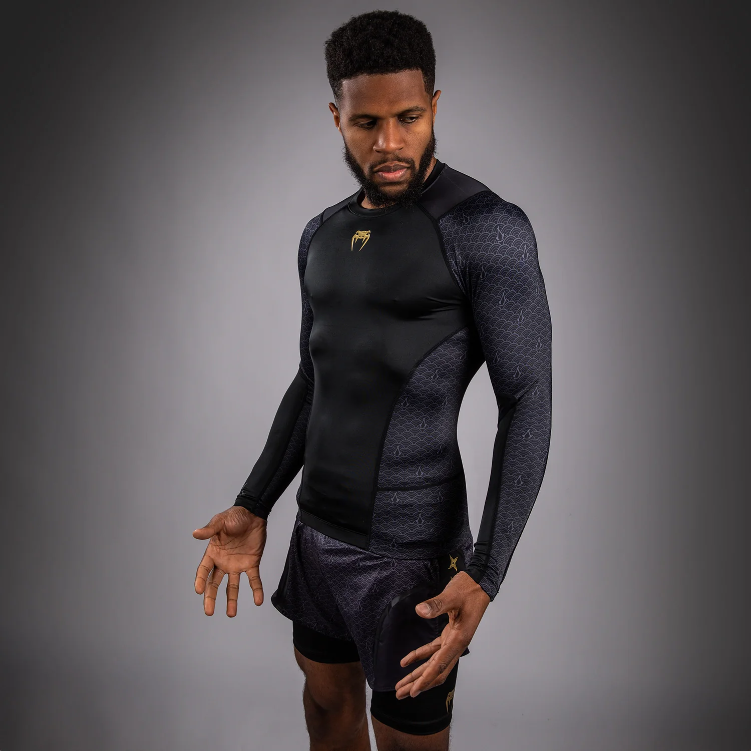 Venum x Assassin’s Creed Shadows Lycra de manga larga para hombre - Negra - Image 3