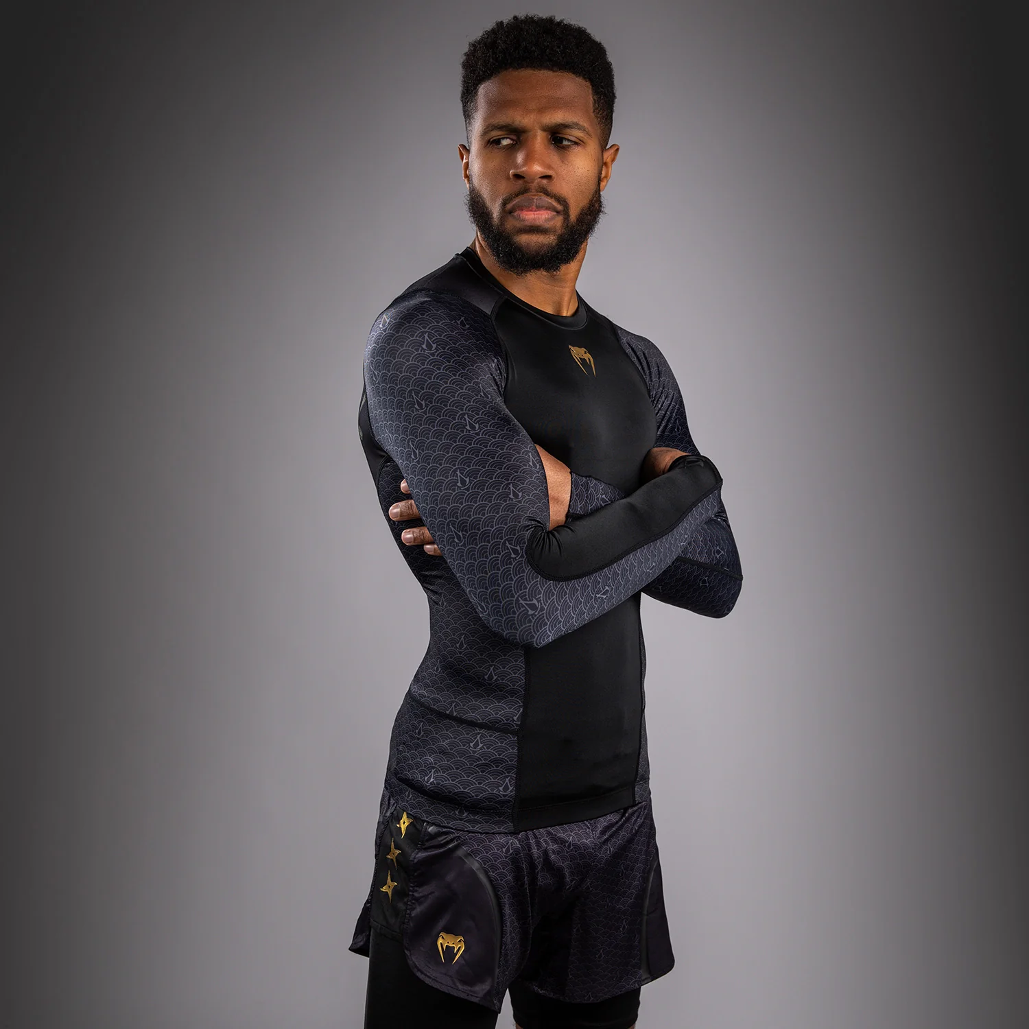 Venum x Assassin’s Creed Shadows Lycra de manga larga para hombre - Negra - Image 5