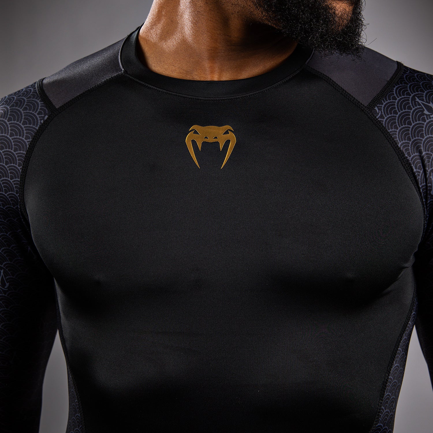 Venum x Assassin’s Creed Shadows Lycra de manga larga para hombre - Negra - Image 6