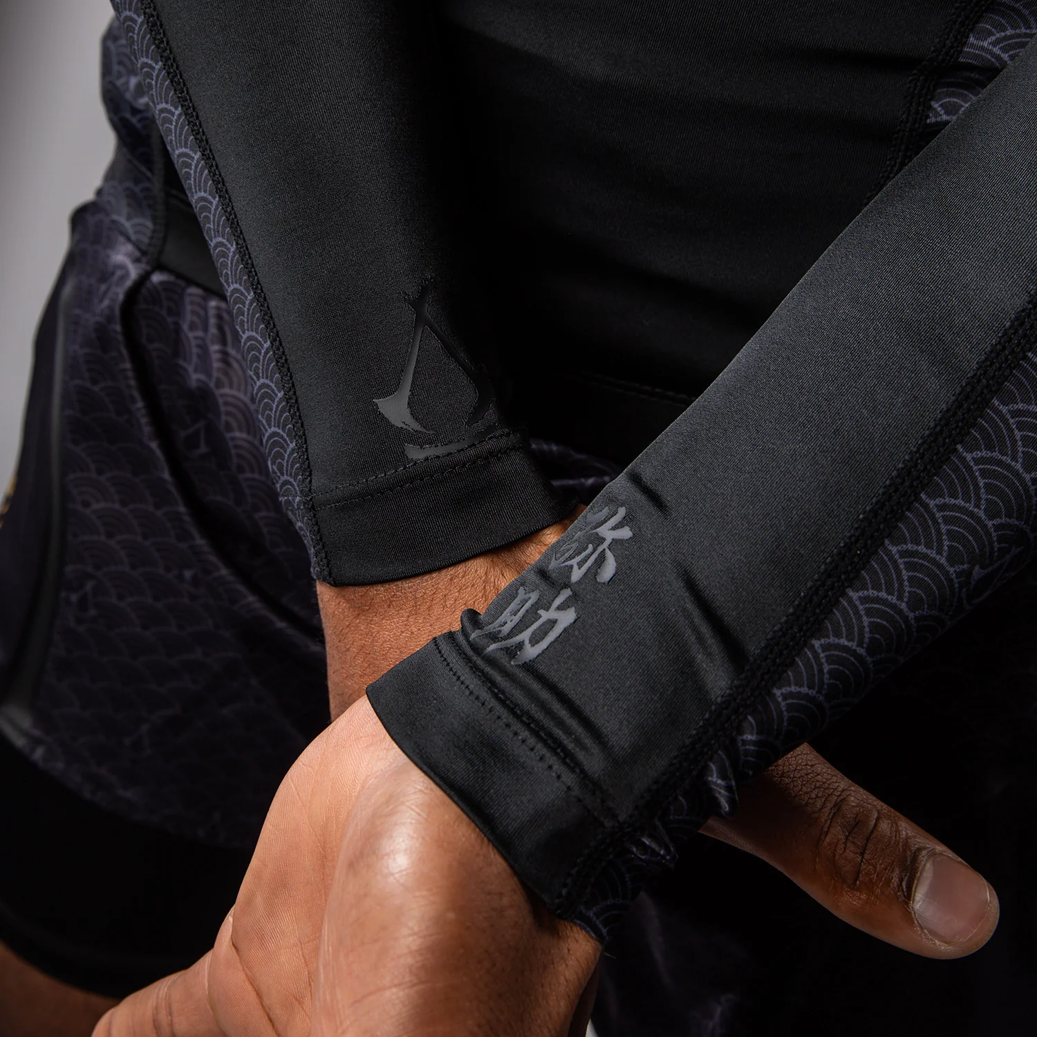 Venum x Assassin’s Creed Shadows Lycra de manga larga para hombre - Negra - Image 7