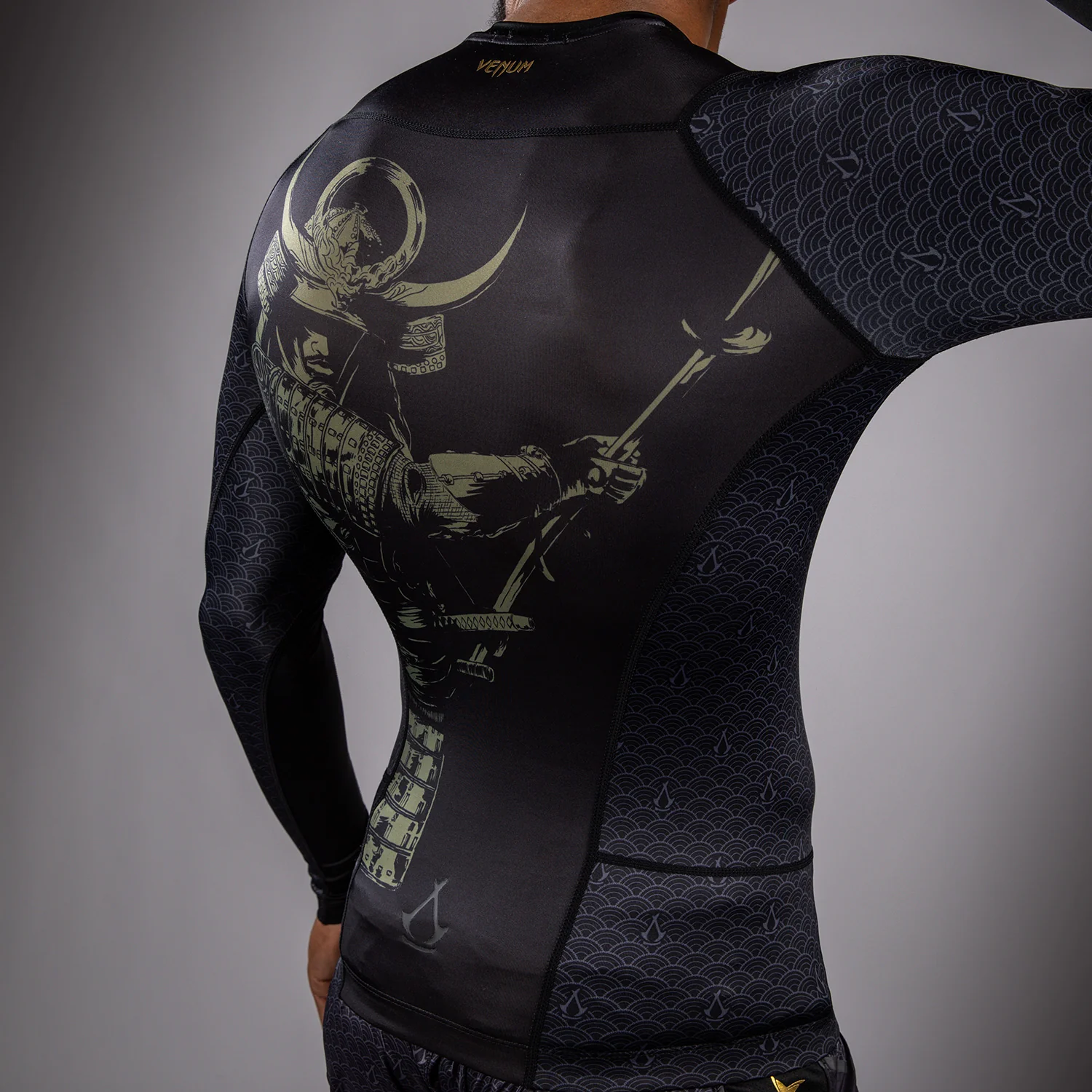 Venum x Assassin’s Creed Shadows Lycra de manga larga para hombre - Negra - Image 8