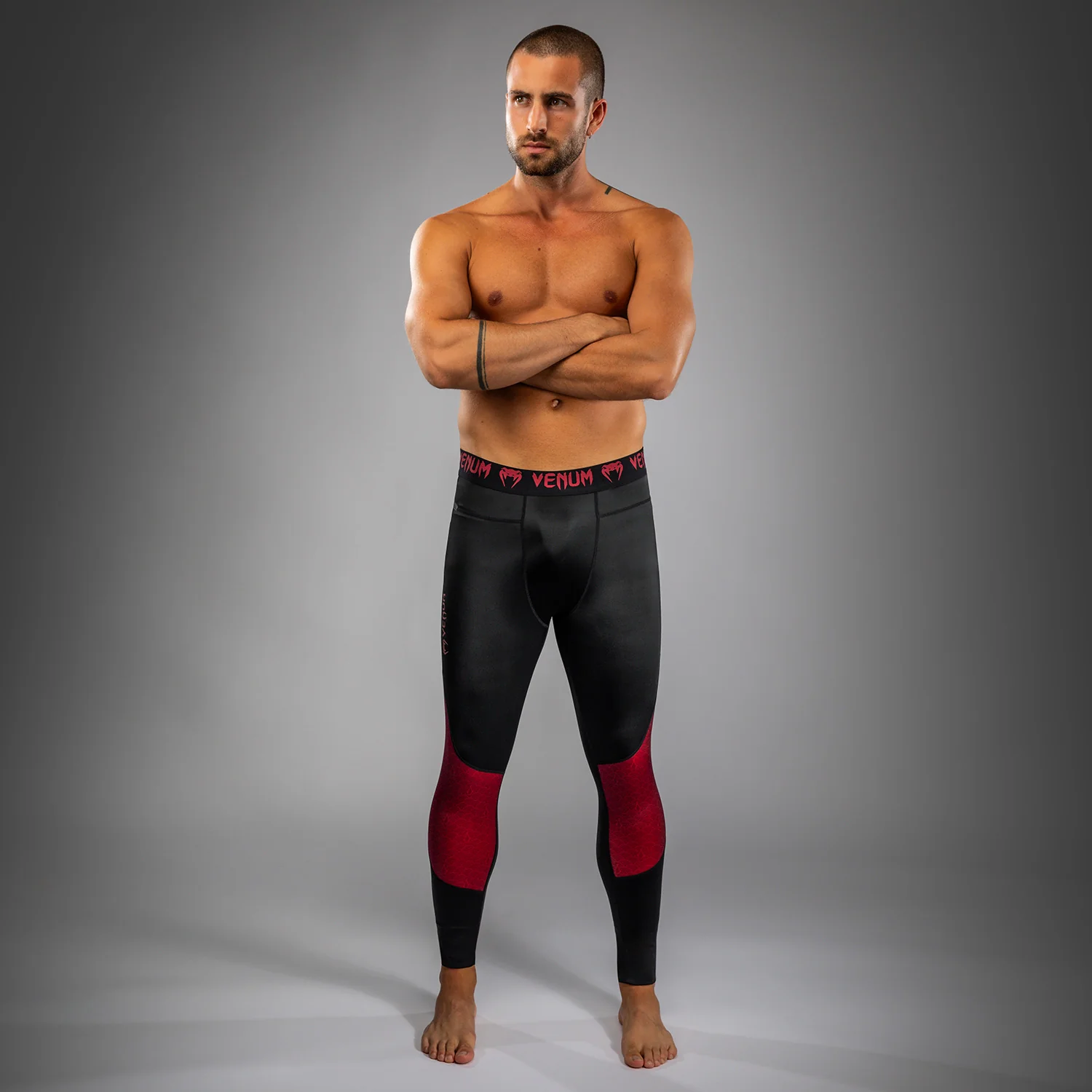 Venum x Assassin’s Creed Shadows Mallas para Hombre - Burdeos/Negro.