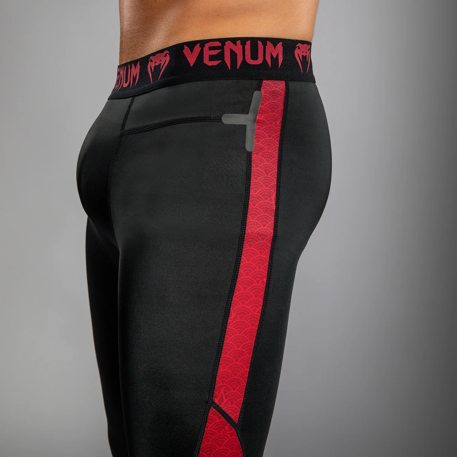 Venum x Assassin’s Creed Shadows Mallas para Hombre - Burdeos/Negro. - Image 5