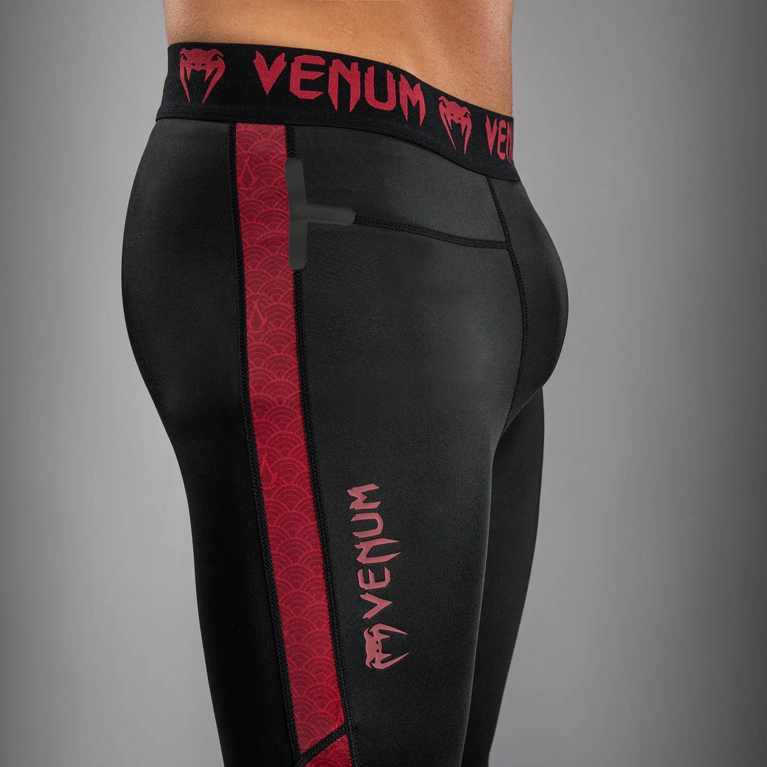 Venum x Assassin’s Creed Shadows Mallas para Hombre - Burdeos/Negro. - Image 6